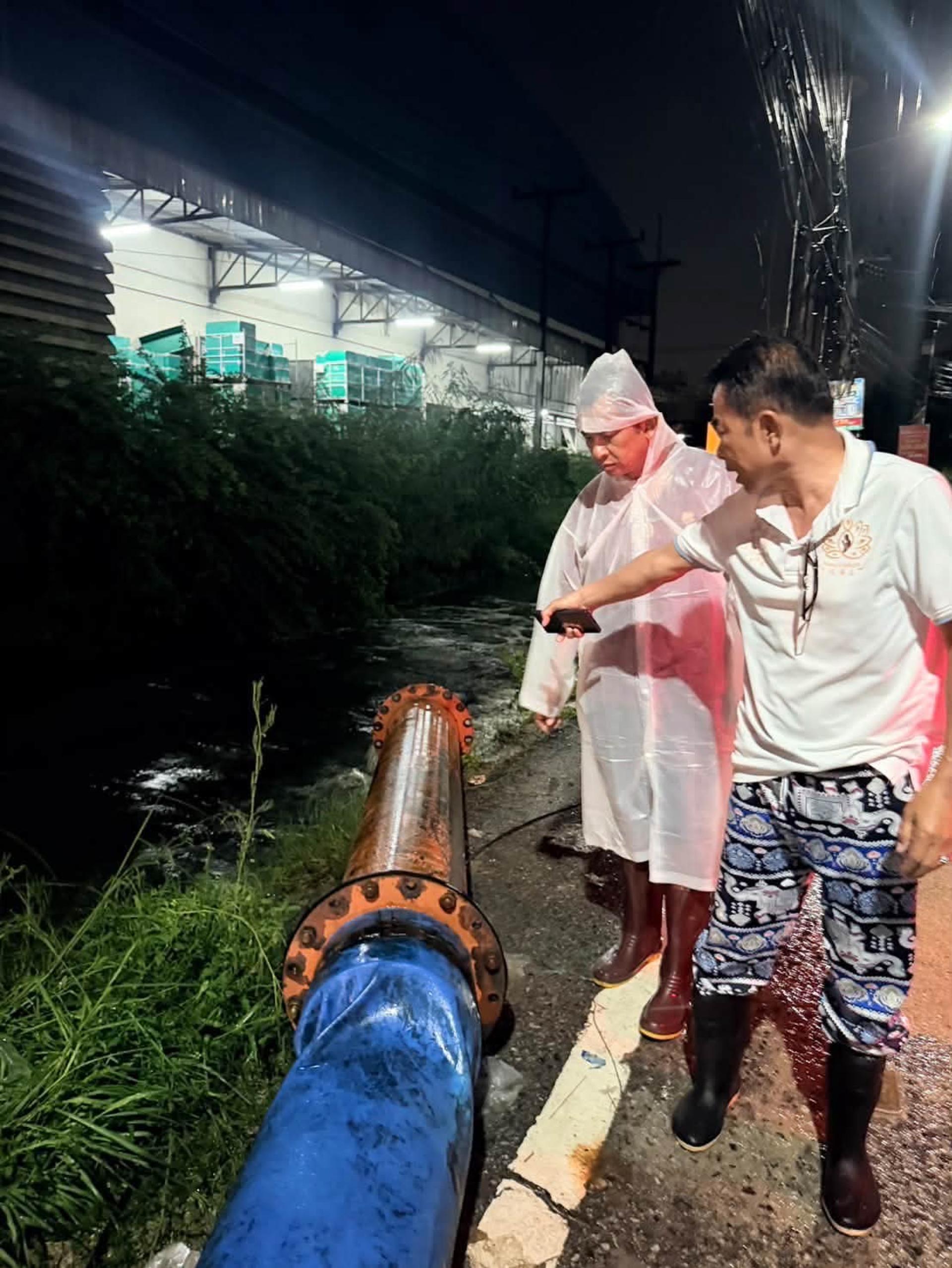 เทศบาลเมืองดอนหัวฬ่อ เร่งดำเนินการระบายน้ำ พร้อมลงพื้นที่ช่วยเหลือประชาชนที่ได้รับผลกระทบจากสถานการณ์น้ำท่วม

