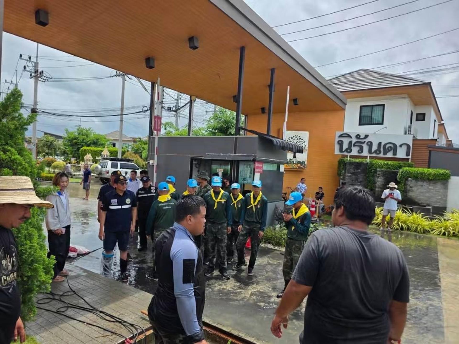 เทศบาลเมืองดอนหัวฬ่อ เร่งดำเนินการระบายน้ำ พร้อมลงพื้นที่ช่วยเหลือประชาชนที่ได้รับผลกระทบจากสถานการณ์น้ำท่วม

