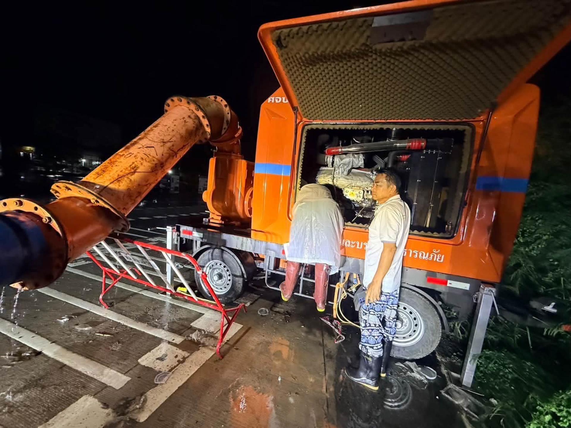 เทศบาลเมืองดอนหัวฬ่อ เร่งดำเนินการระบายน้ำ พร้อมลงพื้นที่ช่วยเหลือประชาชนที่ได้รับผลกระทบจากสถานการณ์น้ำท่วม

