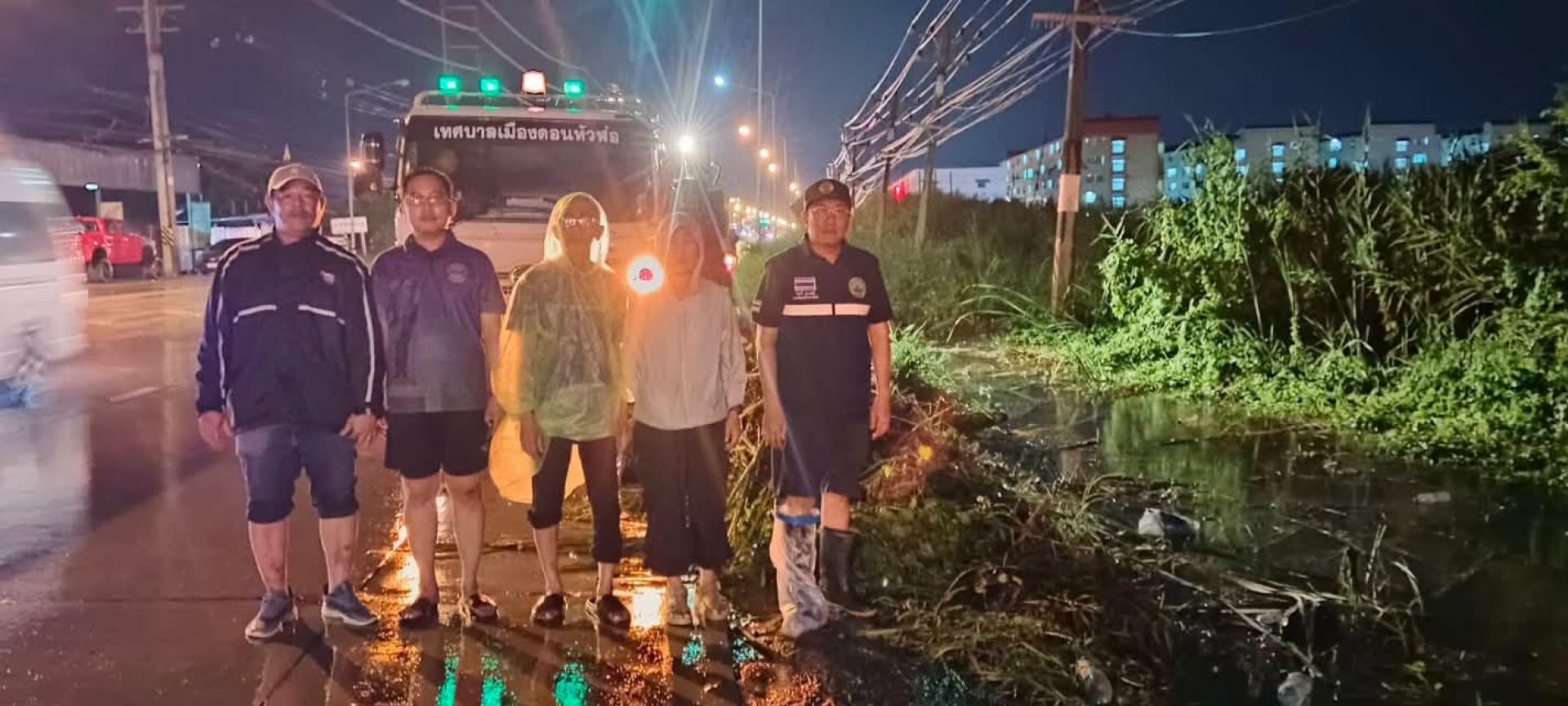 เทศบาลเมืองดอนหัวฬ่อ เร่งดำเนินการระบายน้ำ พร้อมลงพื้นที่ช่วยเหลือประชาชนที่ได้รับผลกระทบจากสถานการณ์น้ำท่วม

