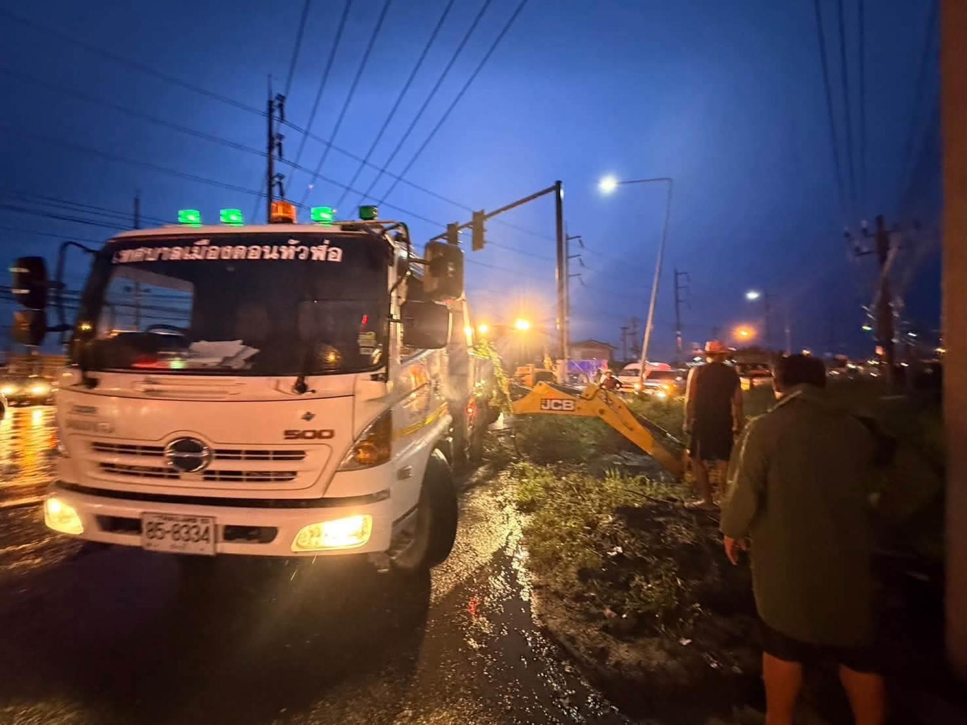 เทศบาลเมืองดอนหัวฬ่อ เร่งดำเนินการระบายน้ำ พร้อมลงพื้นที่ช่วยเหลือประชาชนที่ได้รับผลกระทบจากสถานการณ์น้ำท่วม

