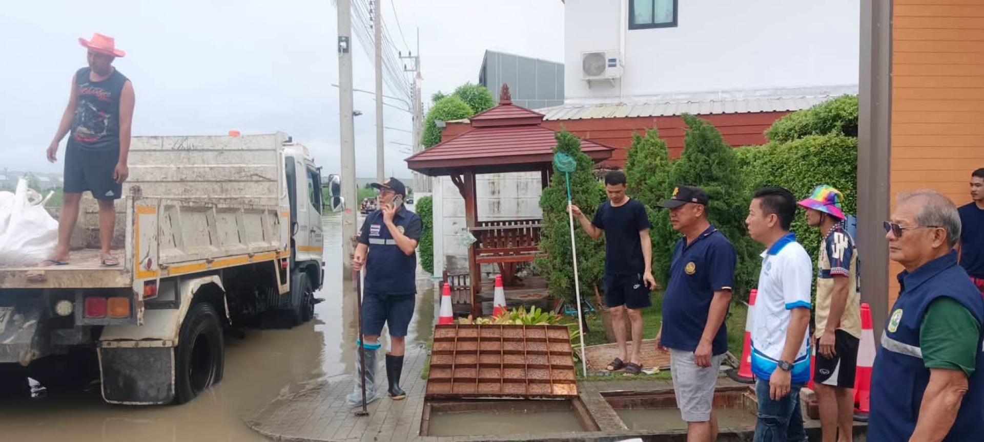 เทศบาลเมืองดอนหัวฬ่อ เร่งดำเนินการระบายน้ำ พร้อมลงพื้นที่ช่วยเหลือประชาชนที่ได้รับผลกระทบจากสถานการณ์น้ำท่วม

