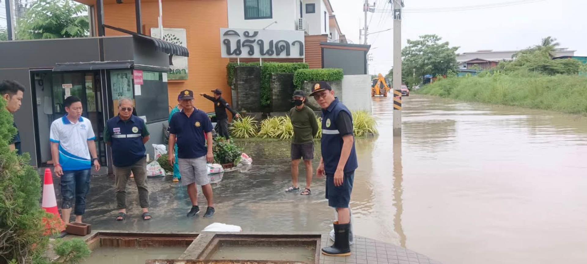 เทศบาลเมืองดอนหัวฬ่อ เร่งดำเนินการระบายน้ำ พร้อมลงพื้นที่ช่วยเหลือประชาชนที่ได้รับผลกระทบจากสถานการณ์น้ำท่วม


