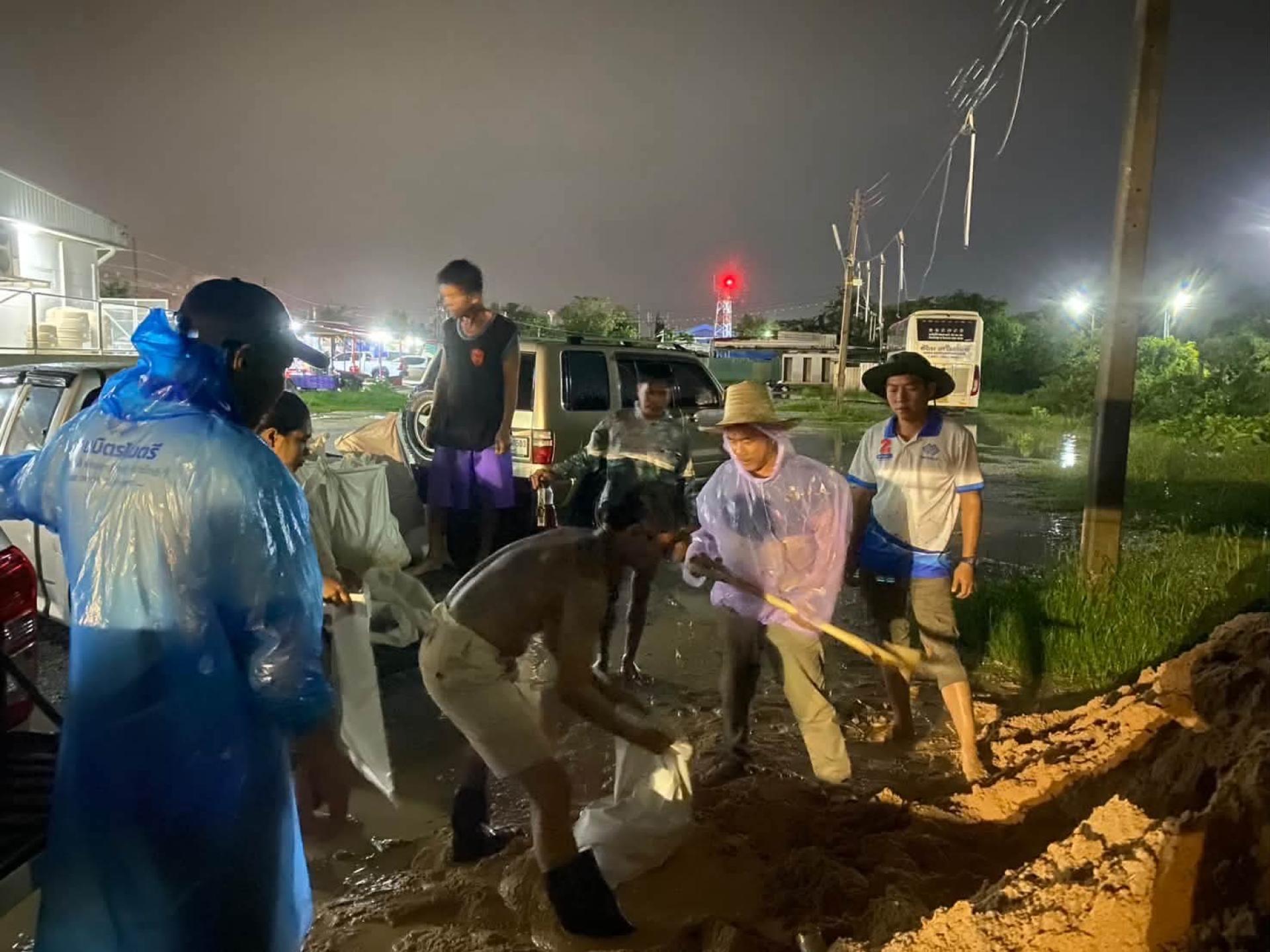 เทศบาลเมืองดอนหัวฬ่อ เร่งดำเนินการระบายน้ำ พร้อมลงพื้นที่ช่วยเหลือประชาชนที่ได้รับผลกระทบจากสถานการณ์น้ำท่วม

