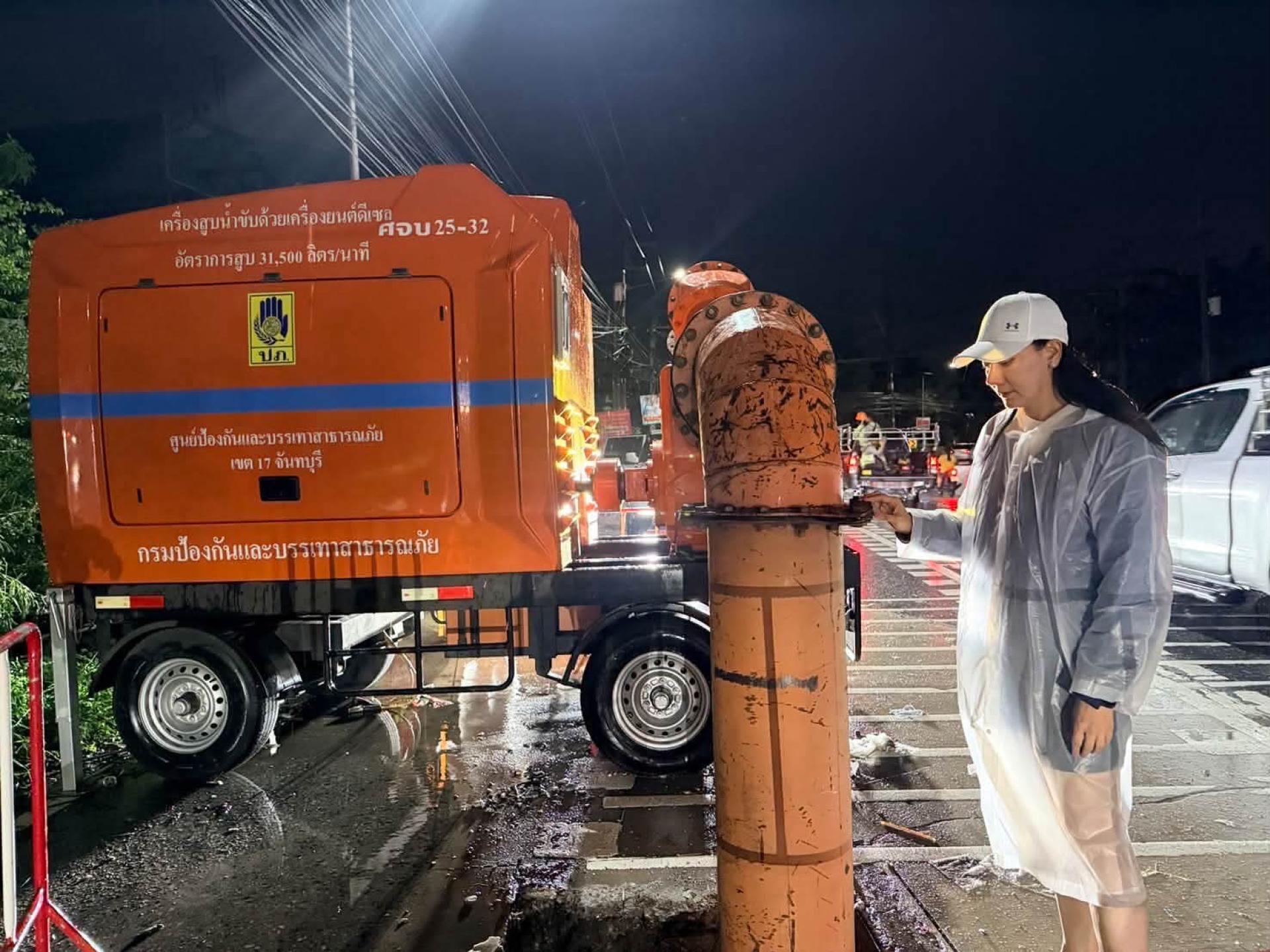 เทศบาลเมืองดอนหัวฬ่อ เร่งดำเนินการระบายน้ำ พร้อมลงพื้นที่ช่วยเหลือประชาชนที่ได้รับผลกระทบจากสถานการณ์น้ำท่วม

