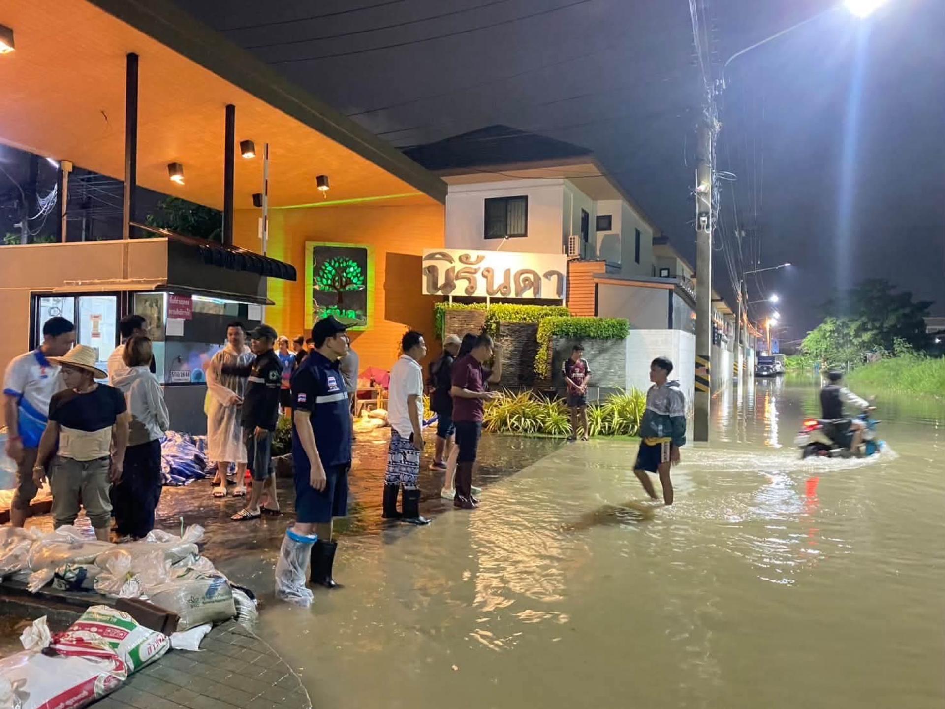 เทศบาลเมืองดอนหัวฬ่อ เร่งดำเนินการระบายน้ำ พร้อมลงพื้นที่ช่วยเหลือประชาชนที่ได้รับผลกระทบจากสถานการณ์น้ำท่วม

