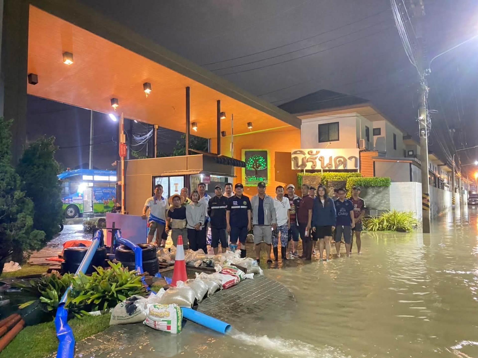 เทศบาลเมืองดอนหัวฬ่อ เร่งดำเนินการระบายน้ำ พร้อมลงพื้นที่ช่วยเหลือประชาชนที่ได้รับผลกระทบจากสถานการณ์น้ำท่วม

