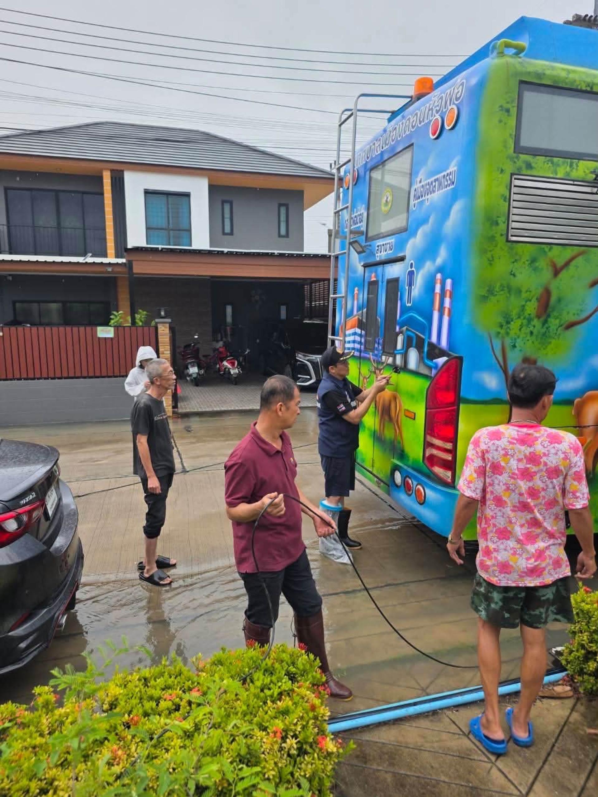 เทศบาลเมืองดอนหัวฬ่อ เร่งดำเนินการระบายน้ำ พร้อมลงพื้นที่ช่วยเหลือประชาชนที่ได้รับผลกระทบจากสถานการณ์น้ำท่วม

