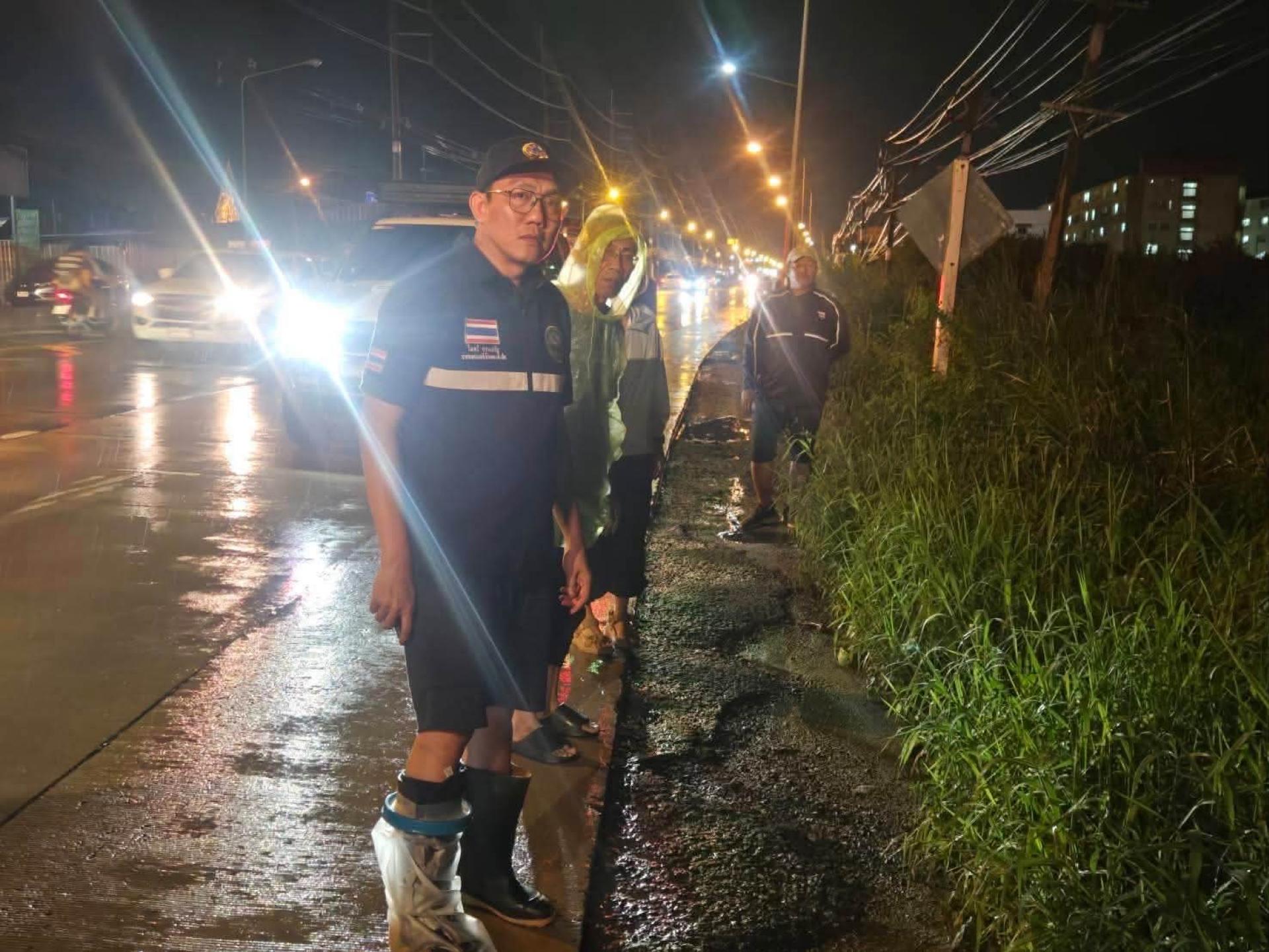 เทศบาลเมืองดอนหัวฬ่อ เร่งดำเนินการระบายน้ำ พร้อมลงพื้นที่ช่วยเหลือประชาชนที่ได้รับผลกระทบจากสถานการณ์น้ำท่วม

