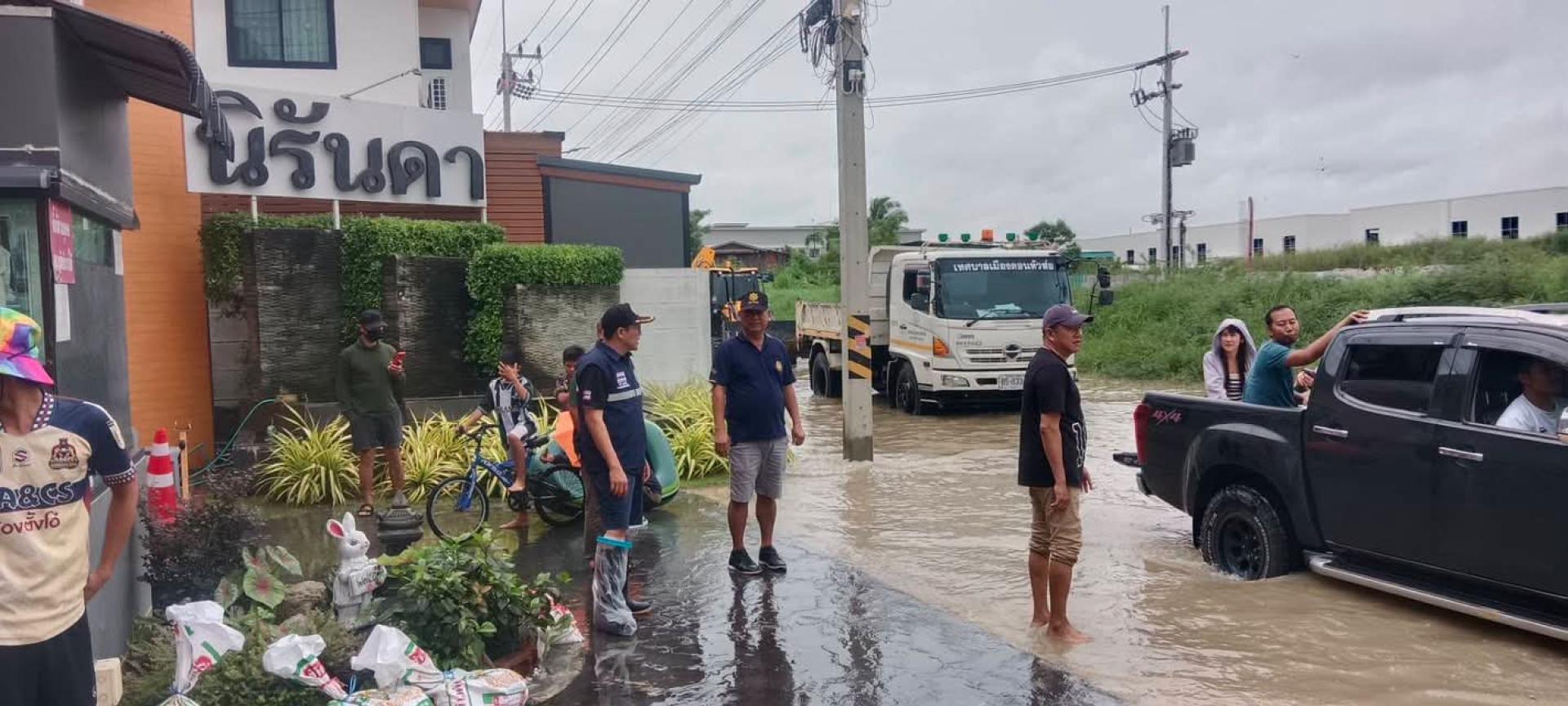 เทศบาลเมืองดอนหัวฬ่อ เร่งดำเนินการระบายน้ำ พร้อมลงพื้นที่ช่วยเหลือประชาชนที่ได้รับผลกระทบจากสถานการณ์น้ำท่วม

