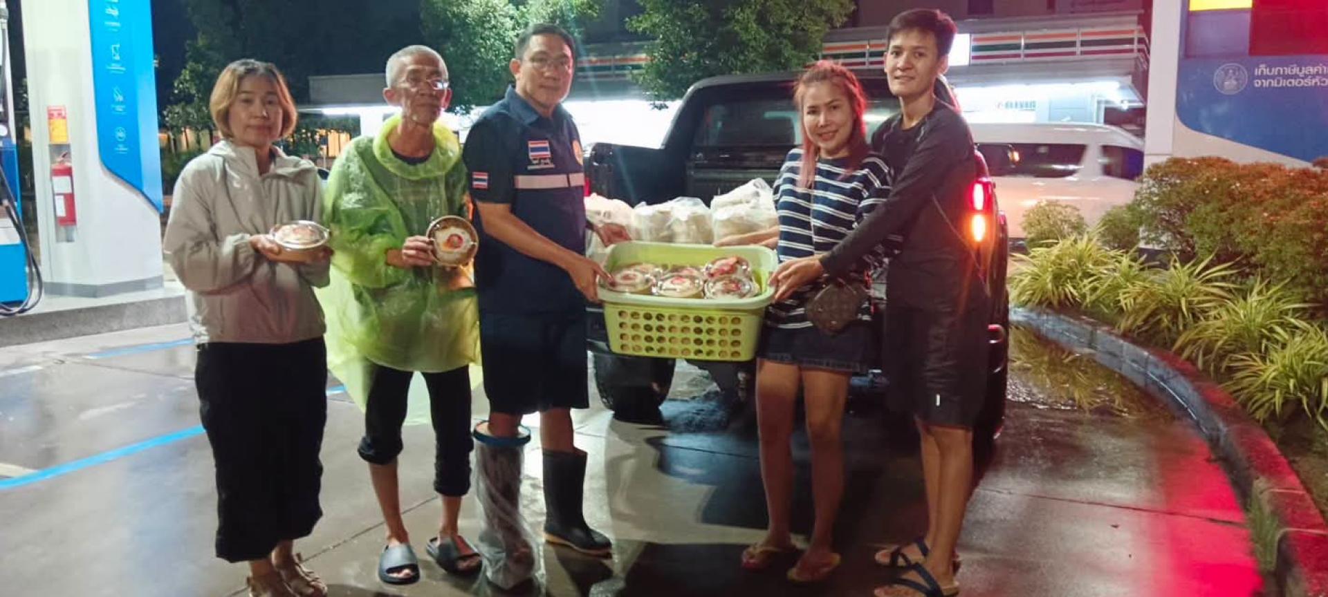 เทศบาลเมืองดอนหัวฬ่อ เร่งดำเนินการระบายน้ำ พร้อมลงพื้นที่ช่วยเหลือประชาชนที่ได้รับผลกระทบจากสถานการณ์น้ำท่วม

