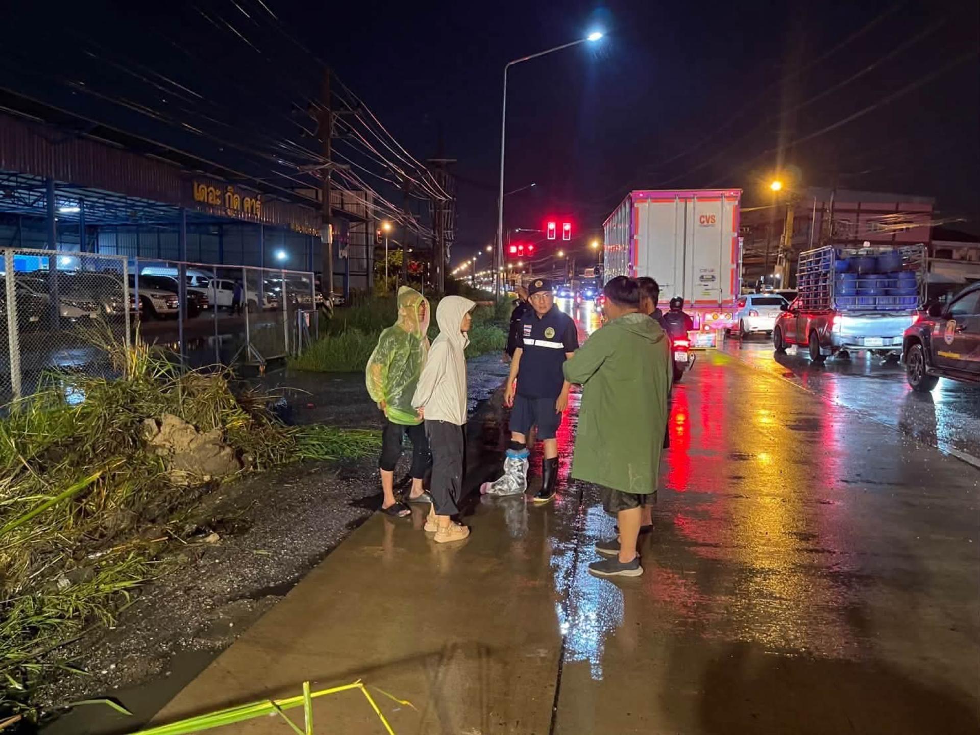 เทศบาลเมืองดอนหัวฬ่อ เร่งดำเนินการระบายน้ำ พร้อมลงพื้นที่ช่วยเหลือประชาชนที่ได้รับผลกระทบจากสถานการณ์น้ำท่วม


