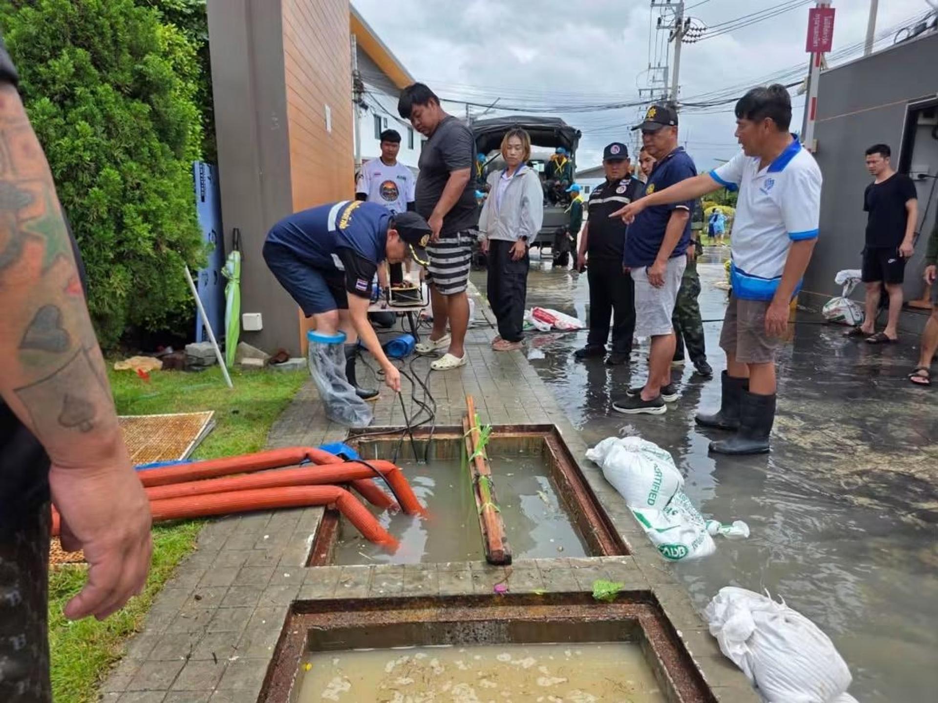 เทศบาลเมืองดอนหัวฬ่อ เร่งดำเนินการระบายน้ำ พร้อมลงพื้นที่ช่วยเหลือประชาชนที่ได้รับผลกระทบจากสถานการณ์น้ำท่วม

