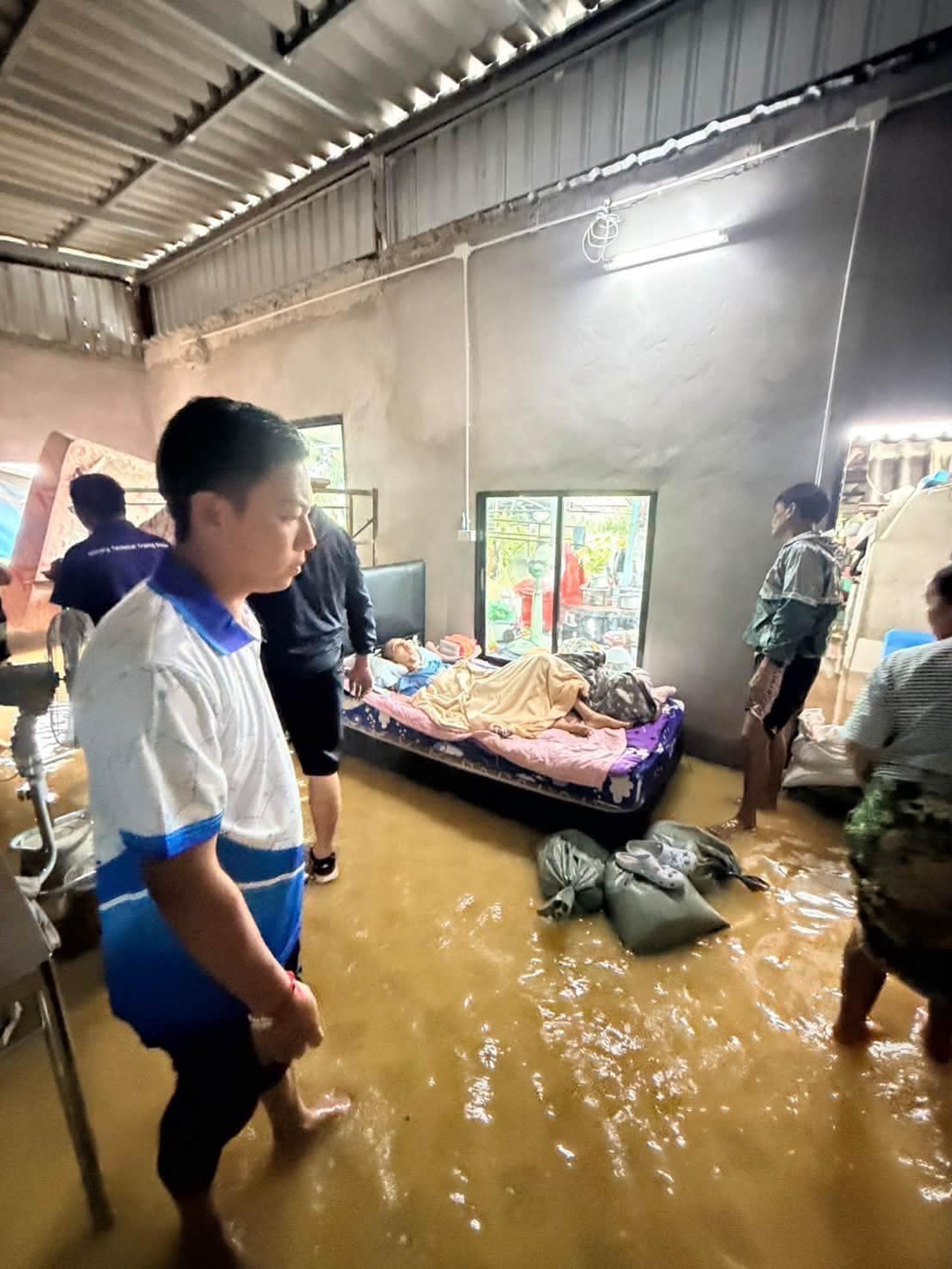 เทศบาลเมืองดอนหัวฬ่อ เร่งดำเนินการระบายน้ำ พร้อมลงพื้นที่ช่วยเหลือประชาชนที่ได้รับผลกระทบจากสถานการณ์น้ำท่วม


