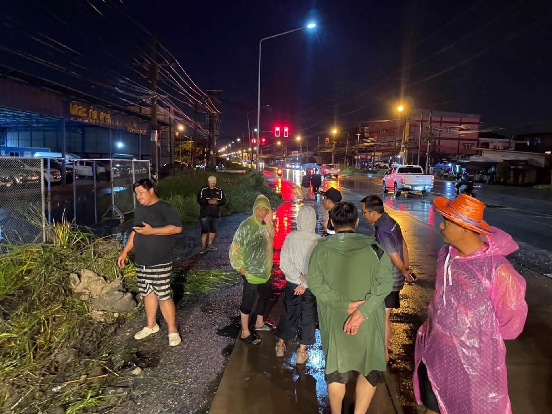 เทศบาลเมืองดอนหัวฬ่อ เร่งดำเนินการระบายน้ำ พร้อมลงพื้นที่ช่วยเหลือประชาชนที่ได้รับผลกระทบจากสถานการณ์น้ำท่วม

