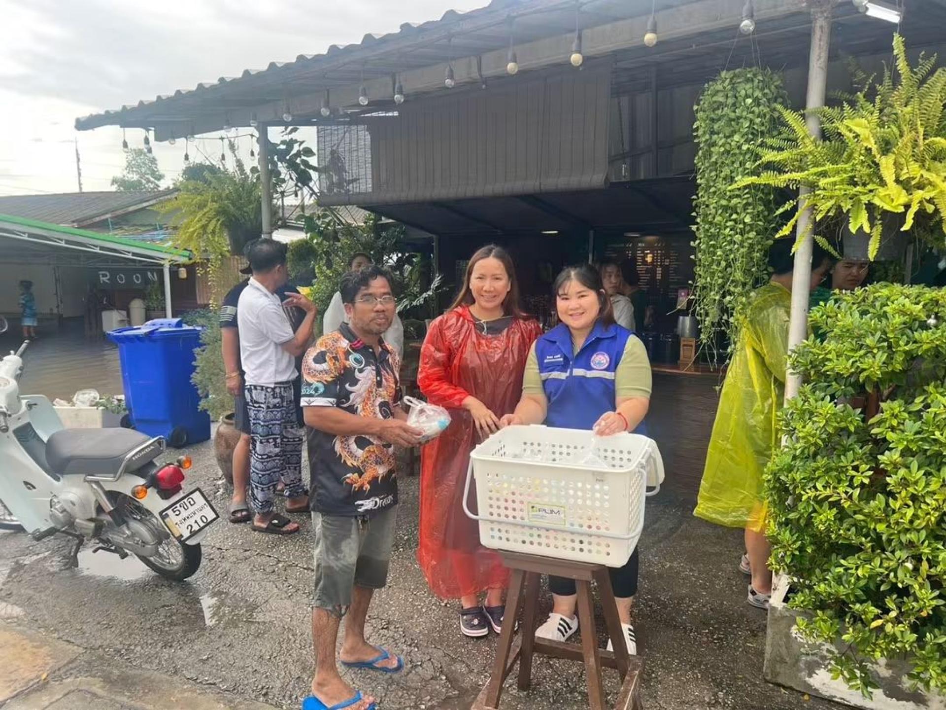 เทศบาลเมืองดอนหัวฬ่อ ลงพื้นที่มอบยาสามัญประจำบ้าน ช่วยเหลือผู้ประสบอุทกภัย หมู่ที่ 7