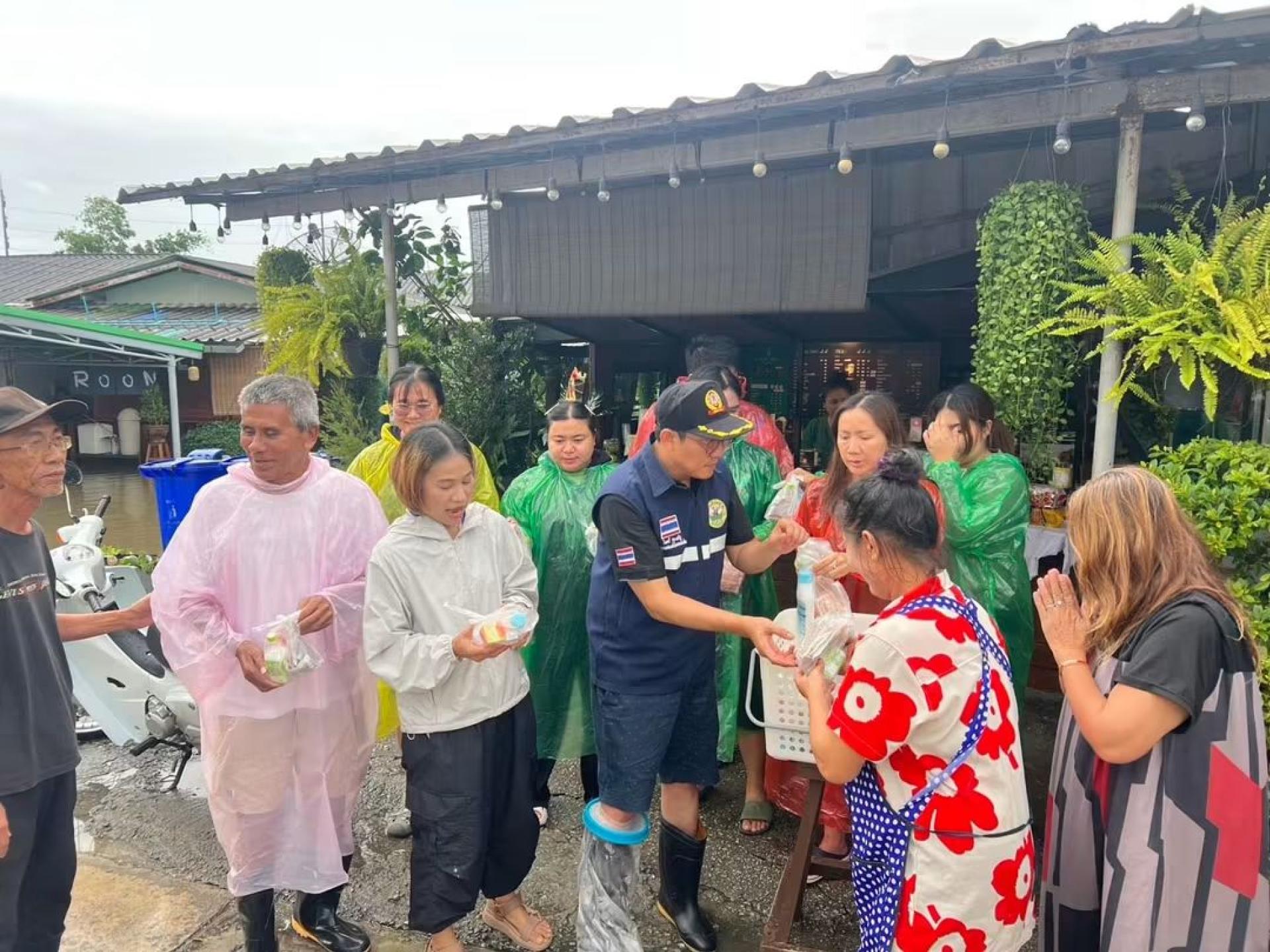 เทศบาลเมืองดอนหัวฬ่อ ลงพื้นที่มอบยาสามัญประจำบ้าน ช่วยเหลือผู้ประสบอุทกภัย หมู่ที่ 7