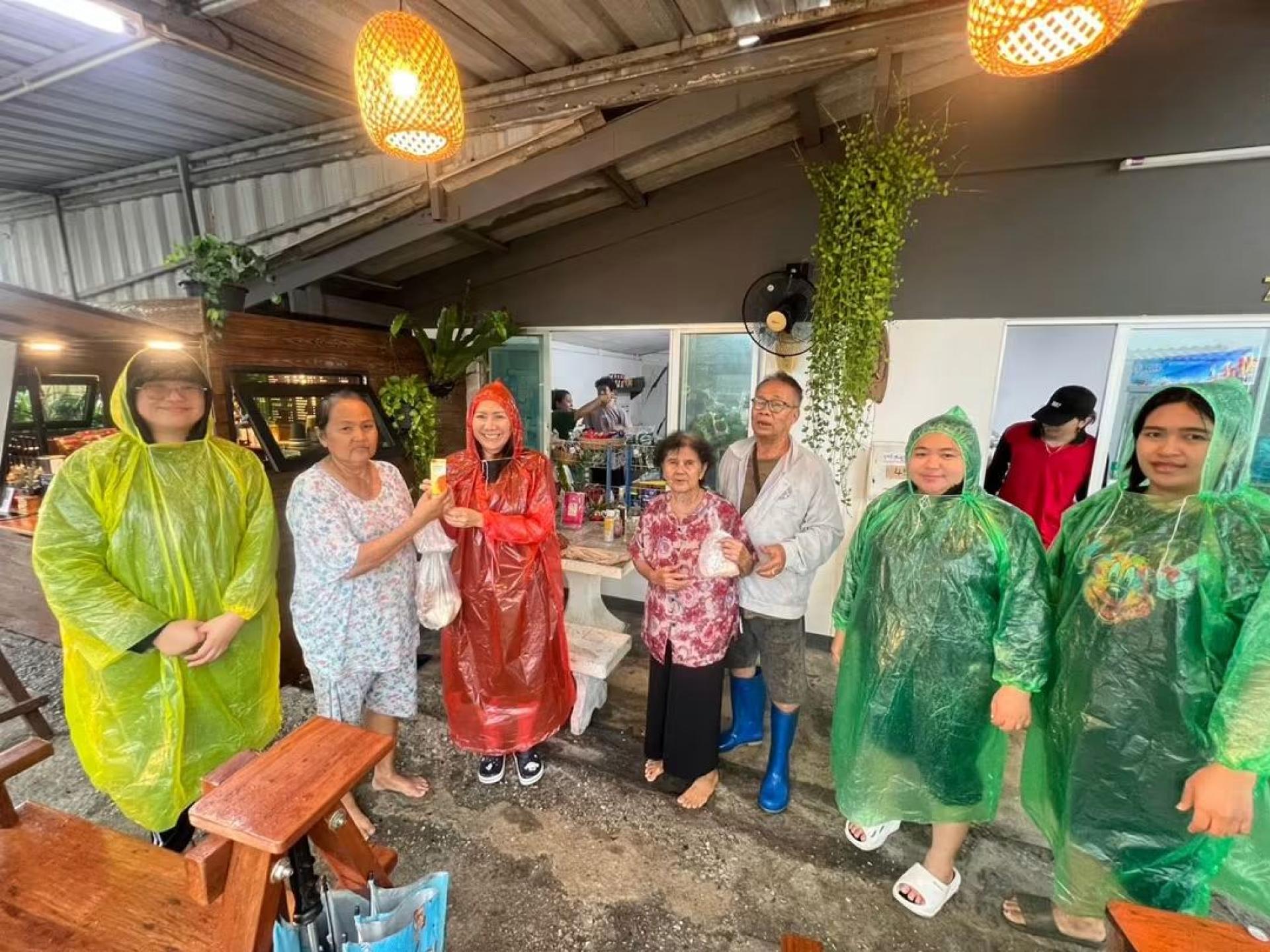 เทศบาลเมืองดอนหัวฬ่อ ลงพื้นที่มอบยาสามัญประจำบ้าน ช่วยเหลือผู้ประสบอุทกภัย หมู่ที่ 7