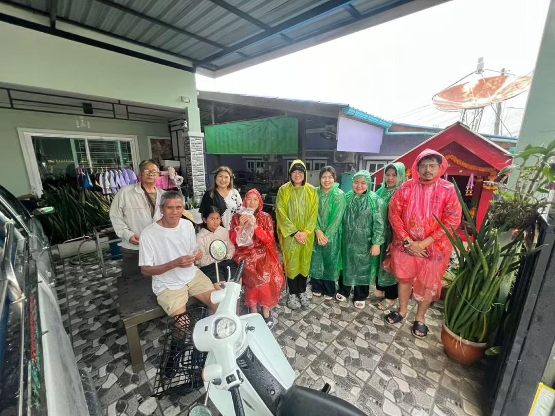 เทศบาลเมืองดอนหัวฬ่อ ลงพื้นที่มอบยาสามัญประจำบ้าน ช่วยเหลือผู้ประสบอุทกภัย หมู่ที่ 7