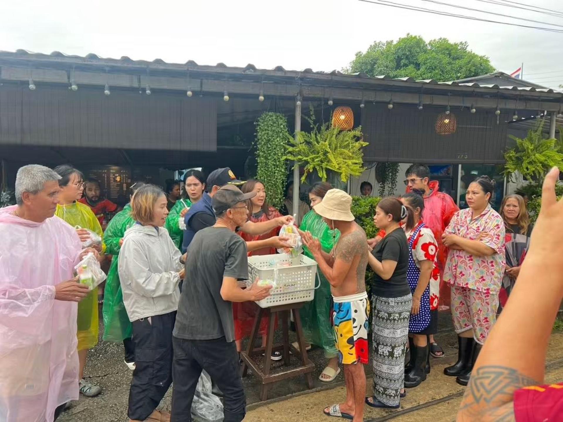 เทศบาลเมืองดอนหัวฬ่อ ลงพื้นที่มอบยาสามัญประจำบ้าน ช่วยเหลือผู้ประสบอุทกภัย หมู่ที่ 7