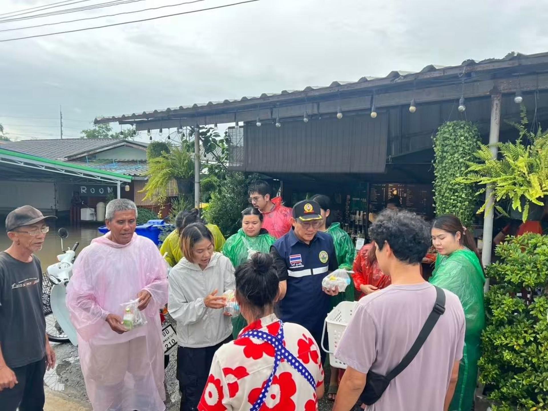 เทศบาลเมืองดอนหัวฬ่อ ลงพื้นที่มอบยาสามัญประจำบ้าน ช่วยเหลือผู้ประสบอุทกภัย หมู่ที่ 7