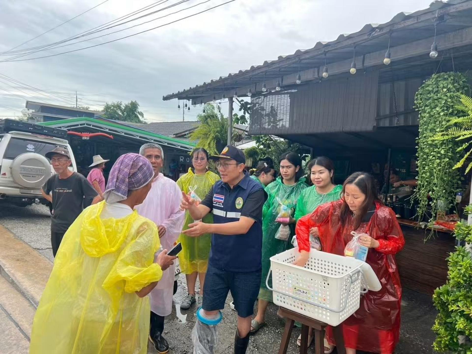 เทศบาลเมืองดอนหัวฬ่อ ลงพื้นที่มอบยาสามัญประจำบ้าน ช่วยเหลือผู้ประสบอุทกภัย หมู่ที่ 7