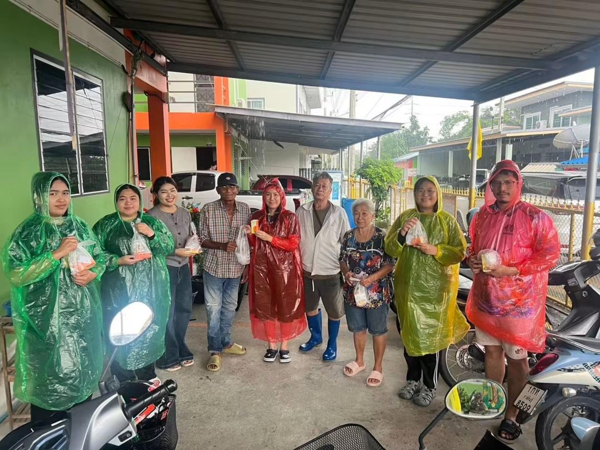 เทศบาลเมืองดอนหัวฬ่อ ลงพื้นที่มอบยาสามัญประจำบ้าน ช่วยเหลือผู้ประสบอุทกภัย หมู่ที่ 7