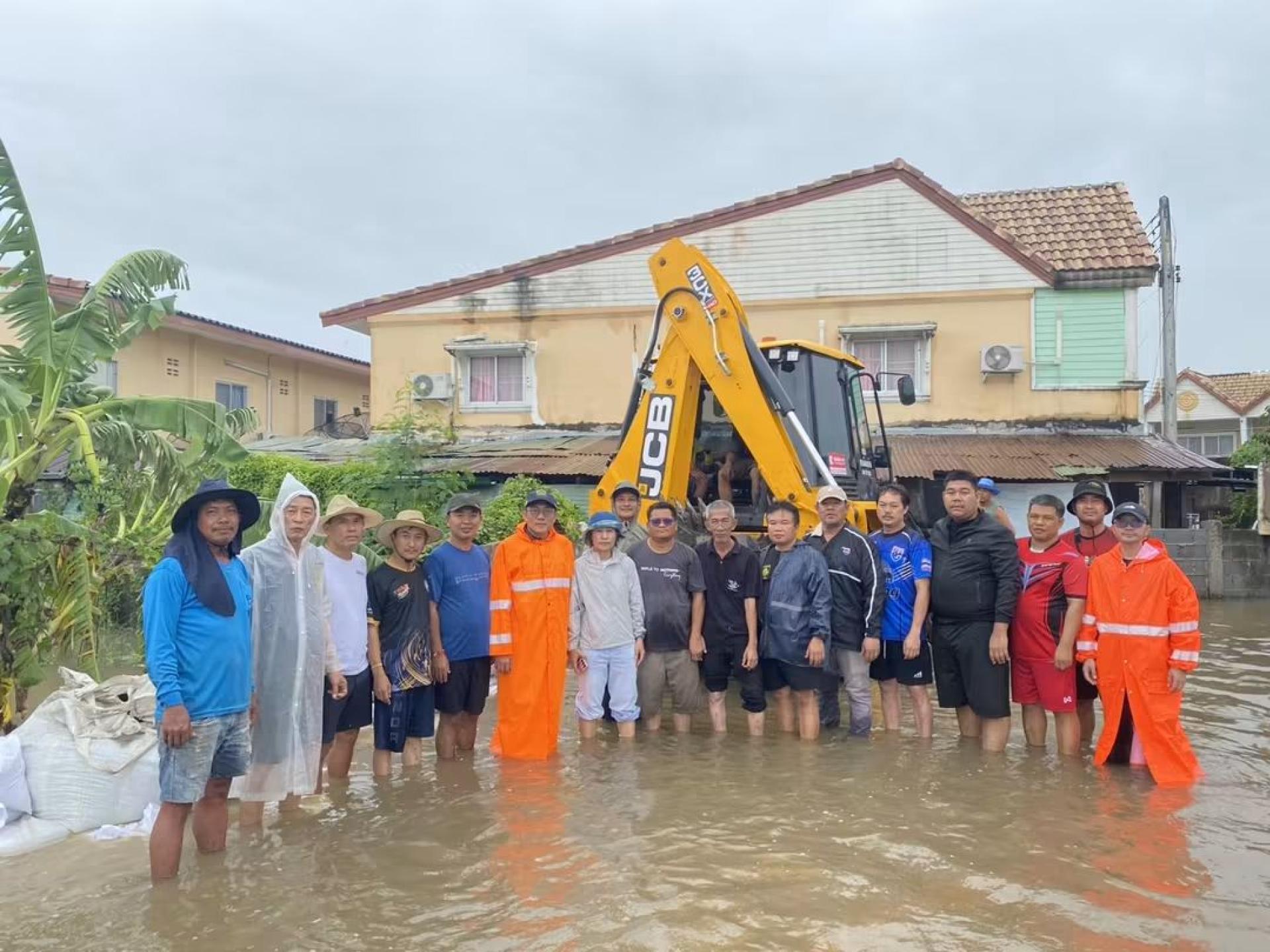 ดอนหัวฬ่อรวมพลัง ทำกระสอบทรายช่วยประชาชนสู้ภัยน้ำท่วม

