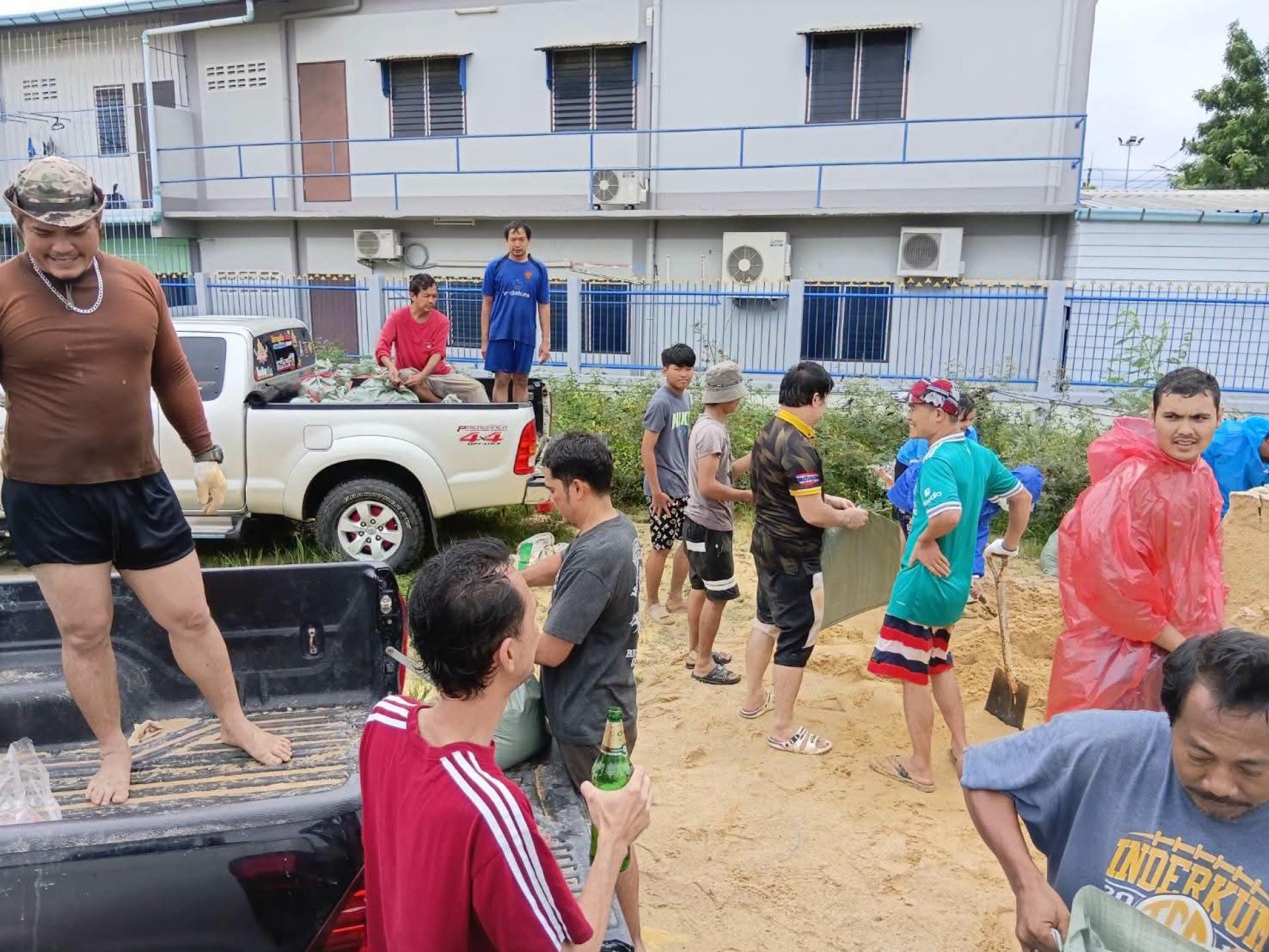 ดอนหัวฬ่อรวมพลัง ทำกระสอบทรายช่วยประชาชนสู้ภัยน้ำท่วม

