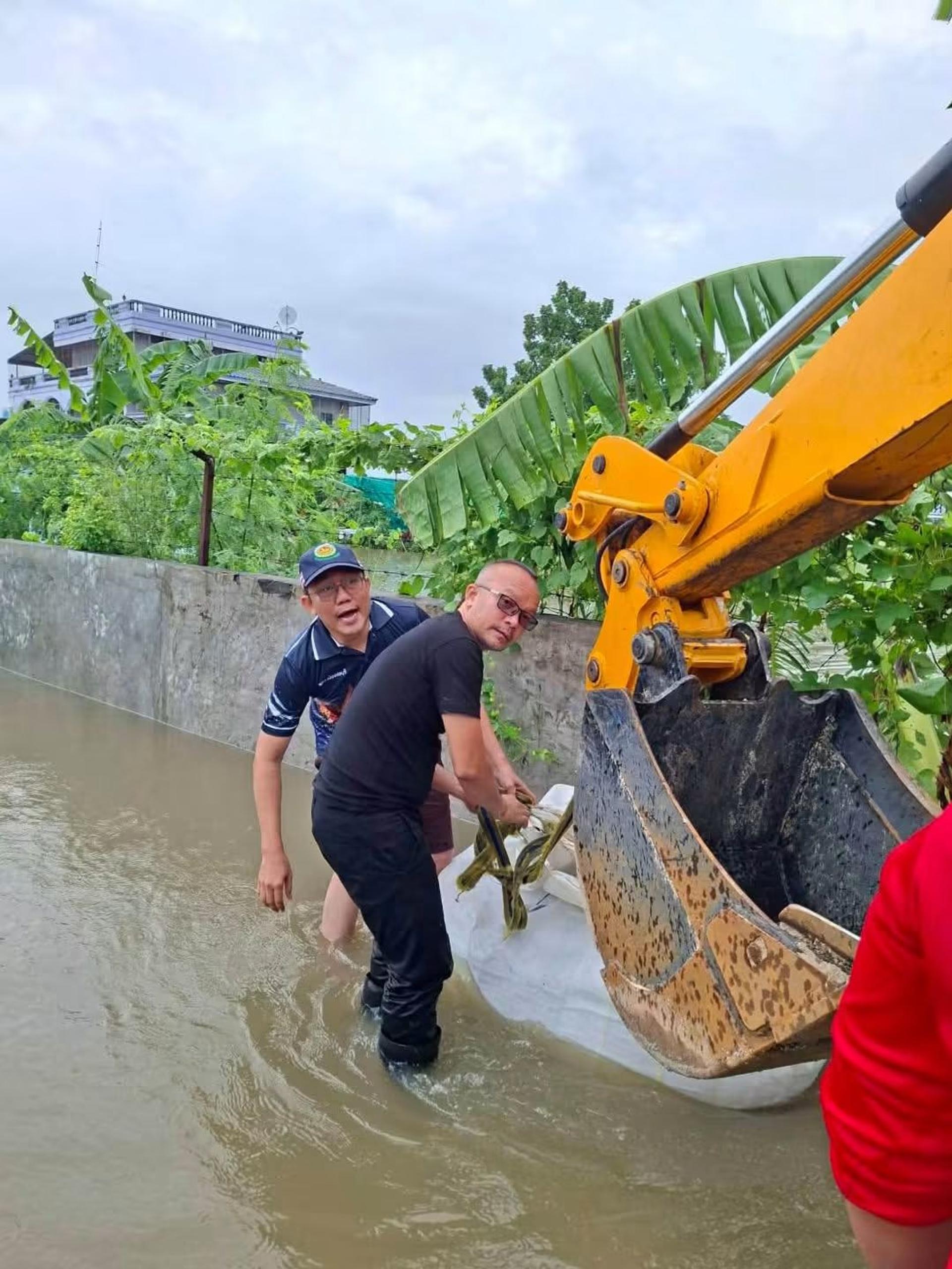 เทศบาลเมืองดอนหัวฬ่อ เร่งช่วยเหลือประชาชน ป้องกันน้ำท่วมในพื้นที่