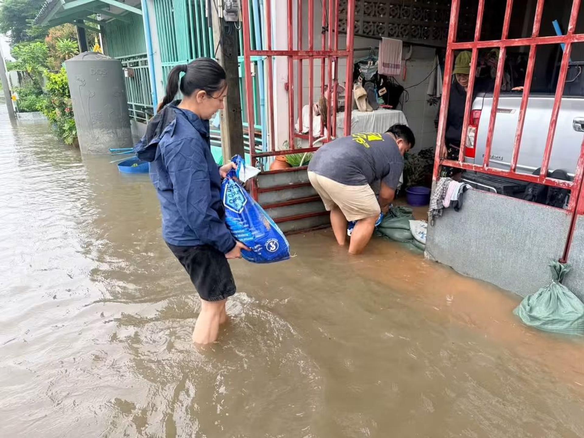 เทศบาลเมืองดอนหัวฬ่อ เร่งช่วยเหลือประชาชน ป้องกันน้ำท่วมในพื้นที่