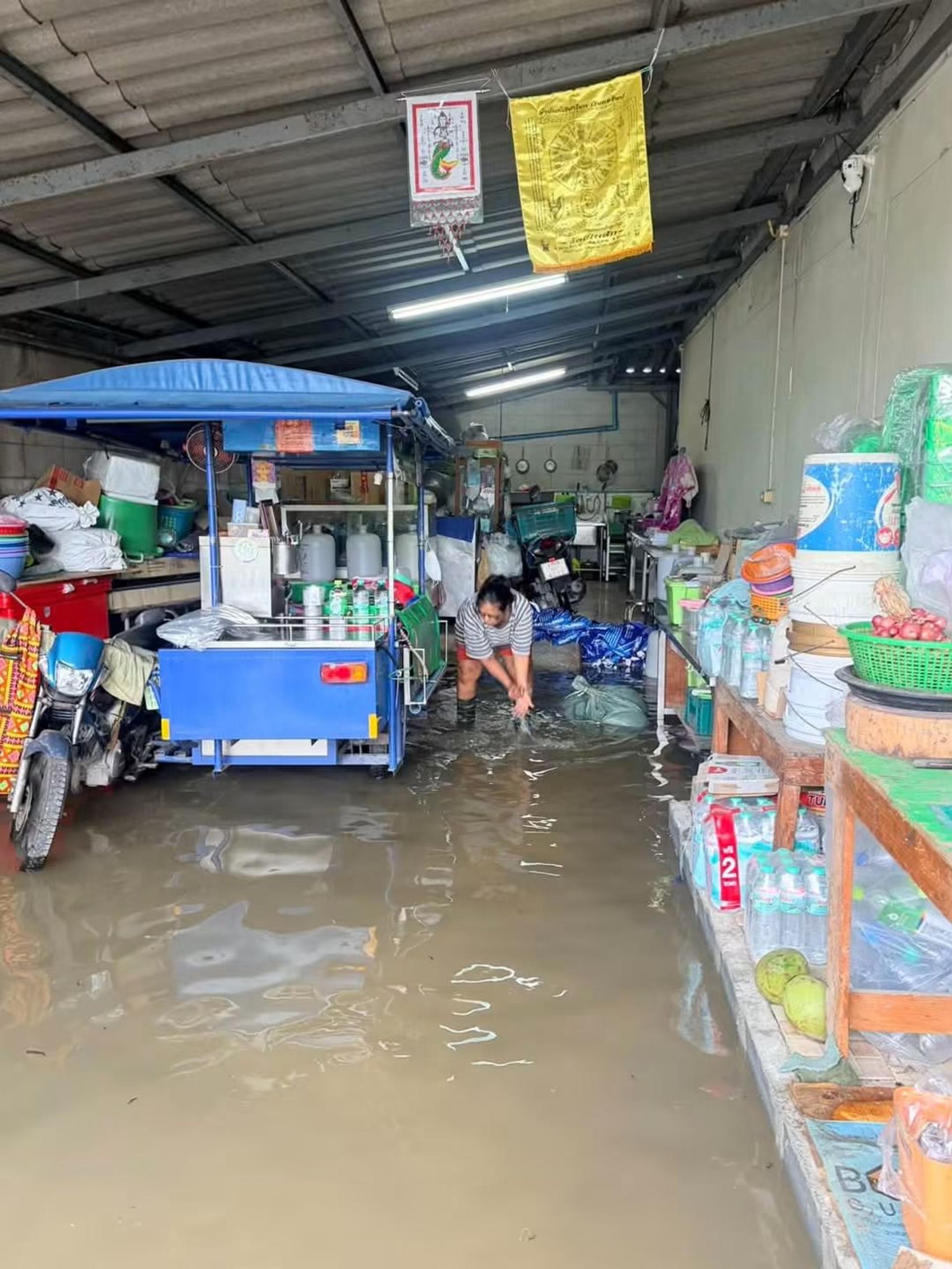 เทศบาลเมืองดอนหัวฬ่อ เร่งช่วยเหลือประชาชน ป้องกันน้ำท่วมในพื้นที่