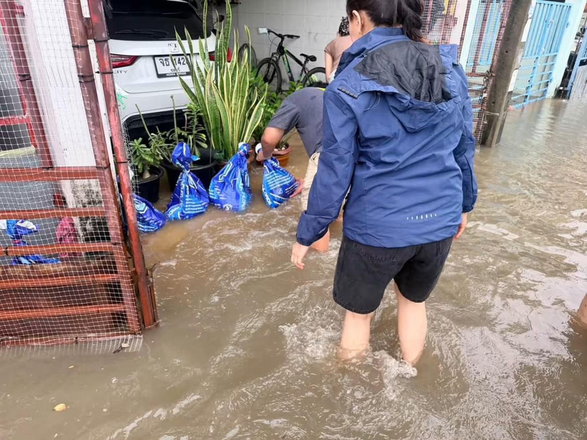 เทศบาลเมืองดอนหัวฬ่อ เร่งช่วยเหลือประชาชน ป้องกันน้ำท่วมในพื้นที่