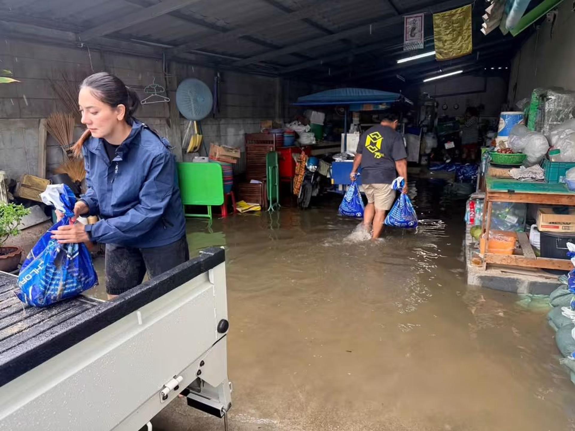 เทศบาลเมืองดอนหัวฬ่อ เร่งช่วยเหลือประชาชน ป้องกันน้ำท่วมในพื้นที่
