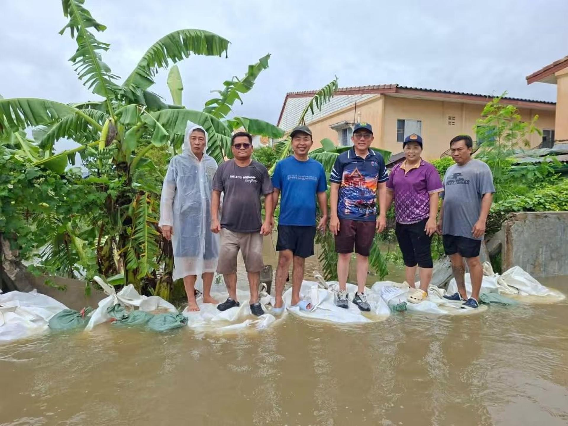 เทศบาลเมืองดอนหัวฬ่อ เร่งช่วยเหลือประชาชน ป้องกันน้ำท่วมในพื้นที่