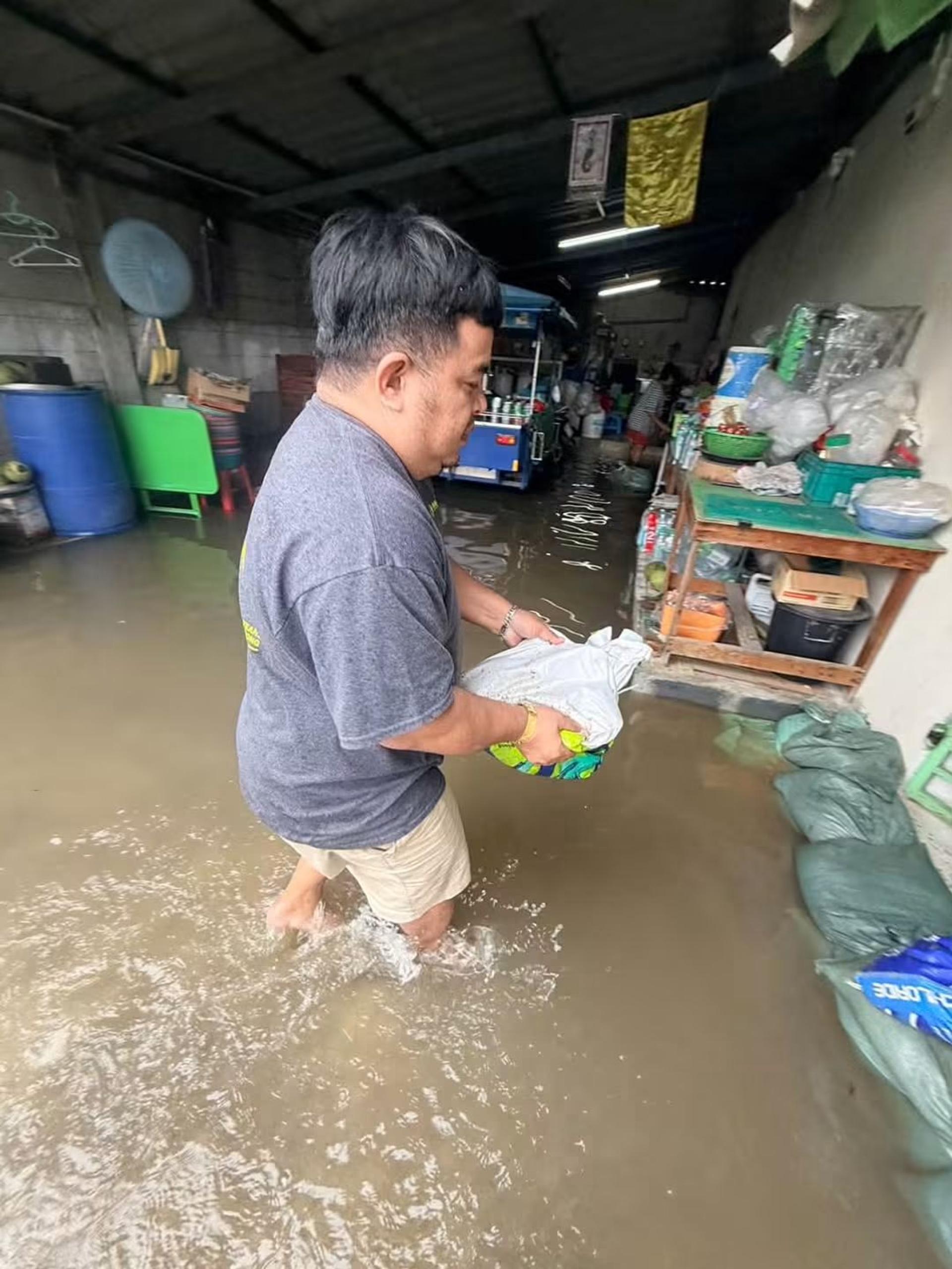 เทศบาลเมืองดอนหัวฬ่อ เร่งช่วยเหลือประชาชน ป้องกันน้ำท่วมในพื้นที่