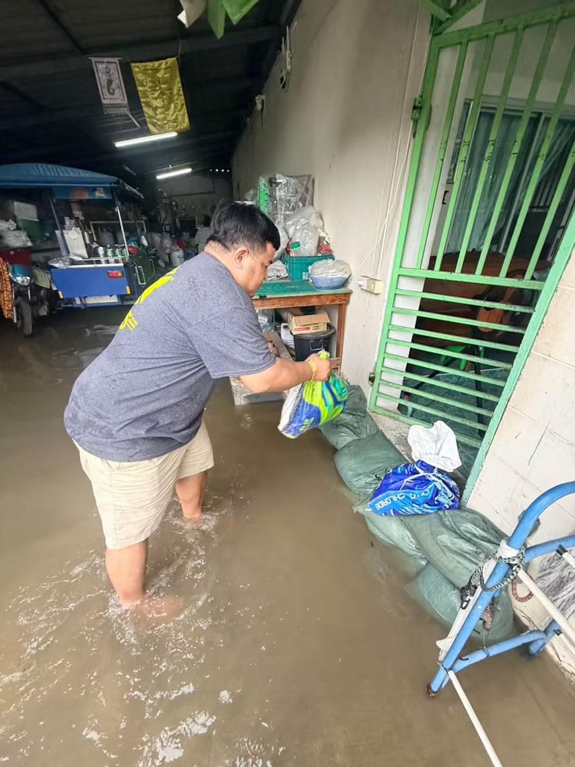 เทศบาลเมืองดอนหัวฬ่อ เร่งช่วยเหลือประชาชน ป้องกันน้ำท่วมในพื้นที่