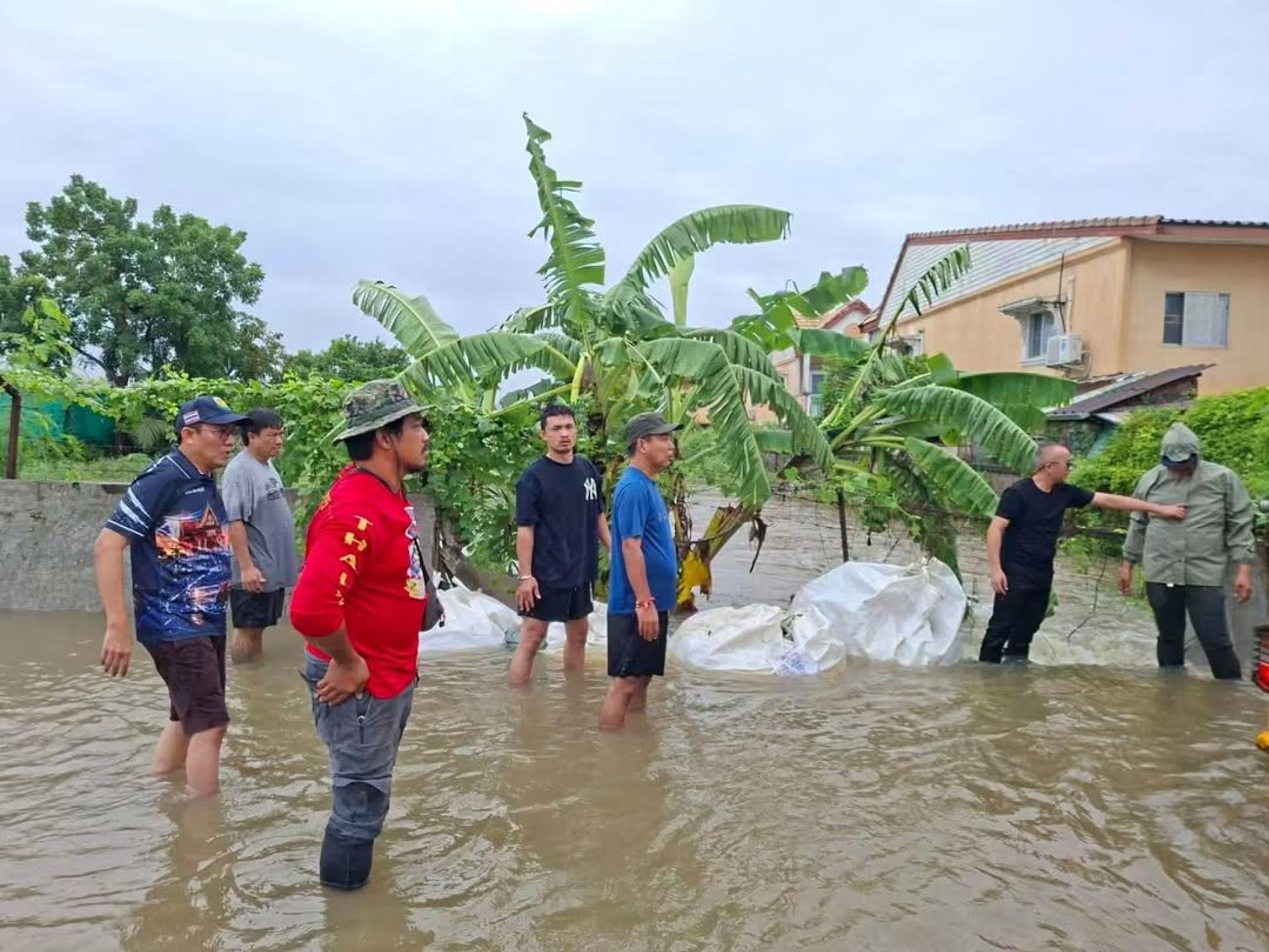 เทศบาลเมืองดอนหัวฬ่อ เร่งช่วยเหลือประชาชน ป้องกันน้ำท่วมในพื้นที่