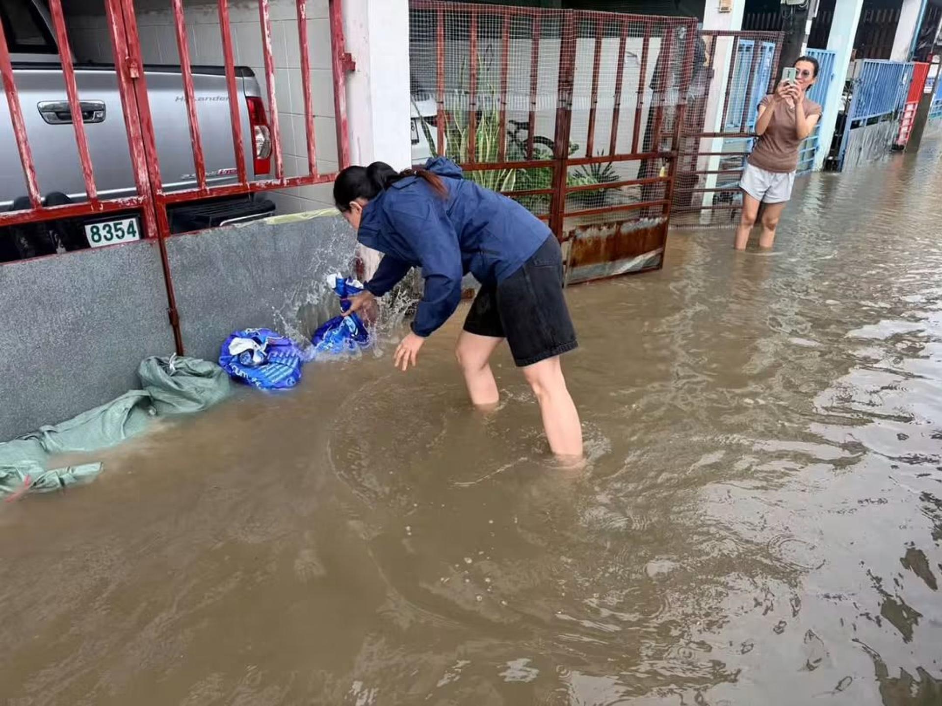 เทศบาลเมืองดอนหัวฬ่อ เร่งช่วยเหลือประชาชน ป้องกันน้ำท่วมในพื้นที่