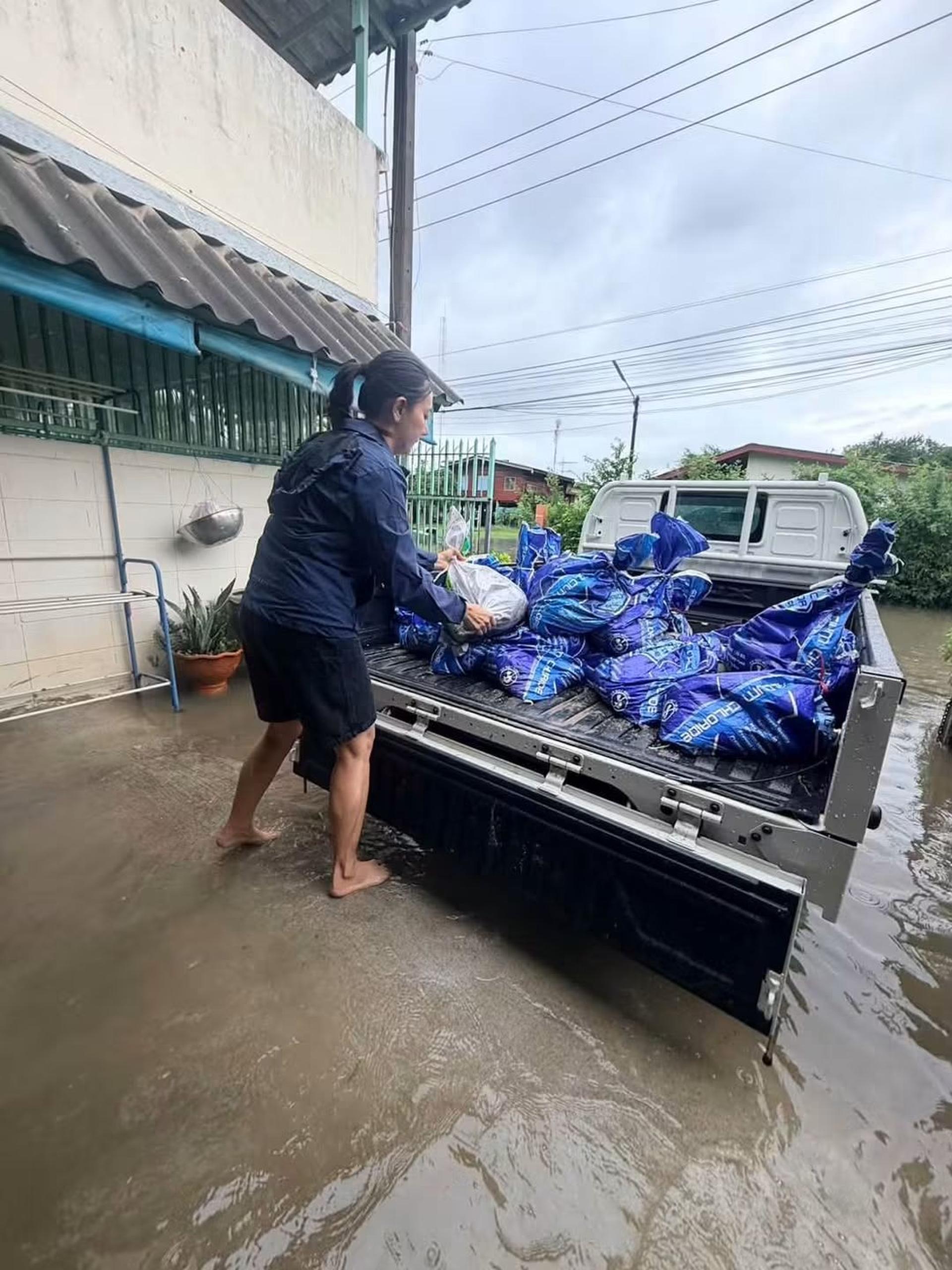 เทศบาลเมืองดอนหัวฬ่อ เร่งช่วยเหลือประชาชน ป้องกันน้ำท่วมในพื้นที่