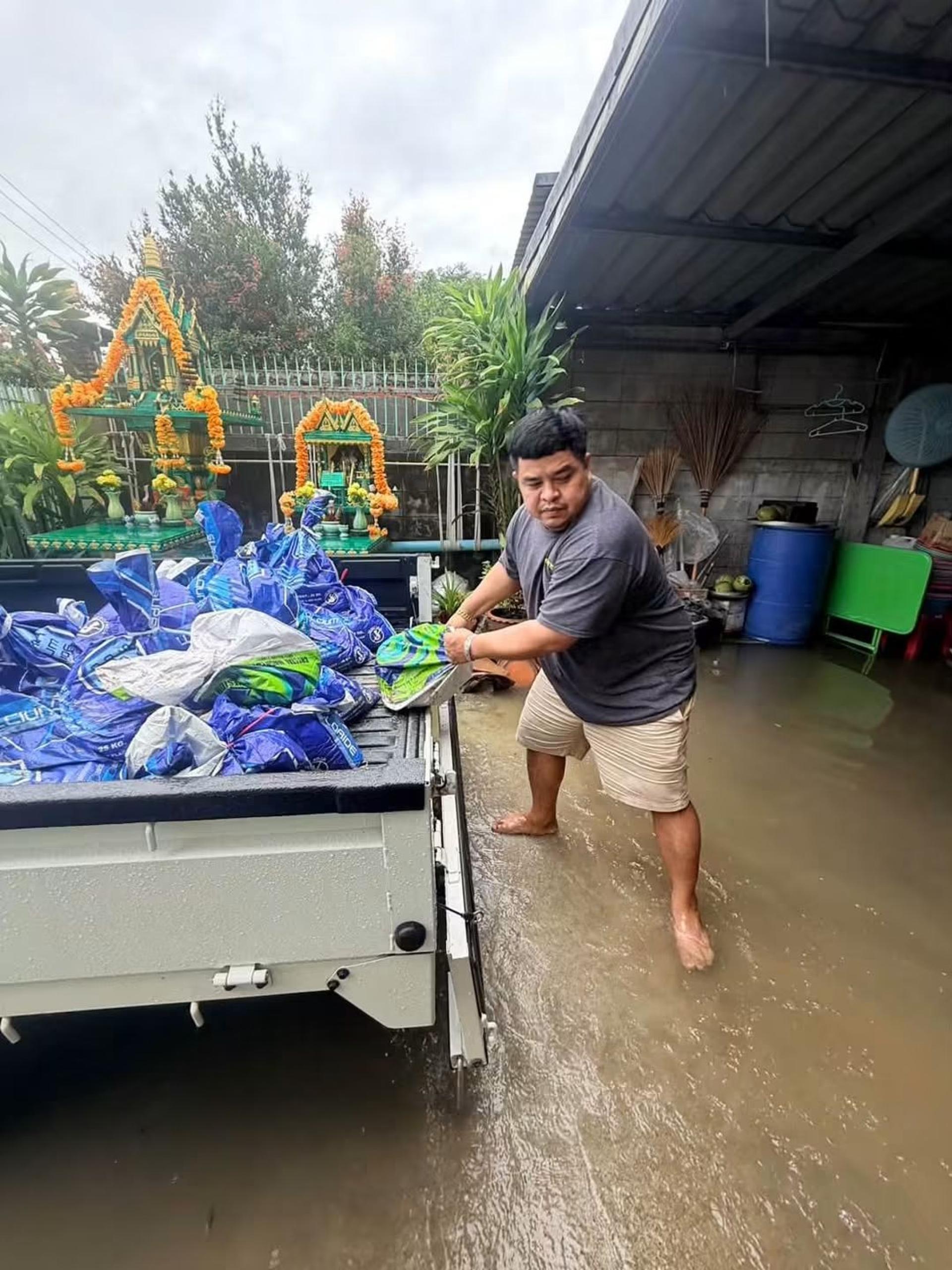 เทศบาลเมืองดอนหัวฬ่อ เร่งช่วยเหลือประชาชน ป้องกันน้ำท่วมในพื้นที่