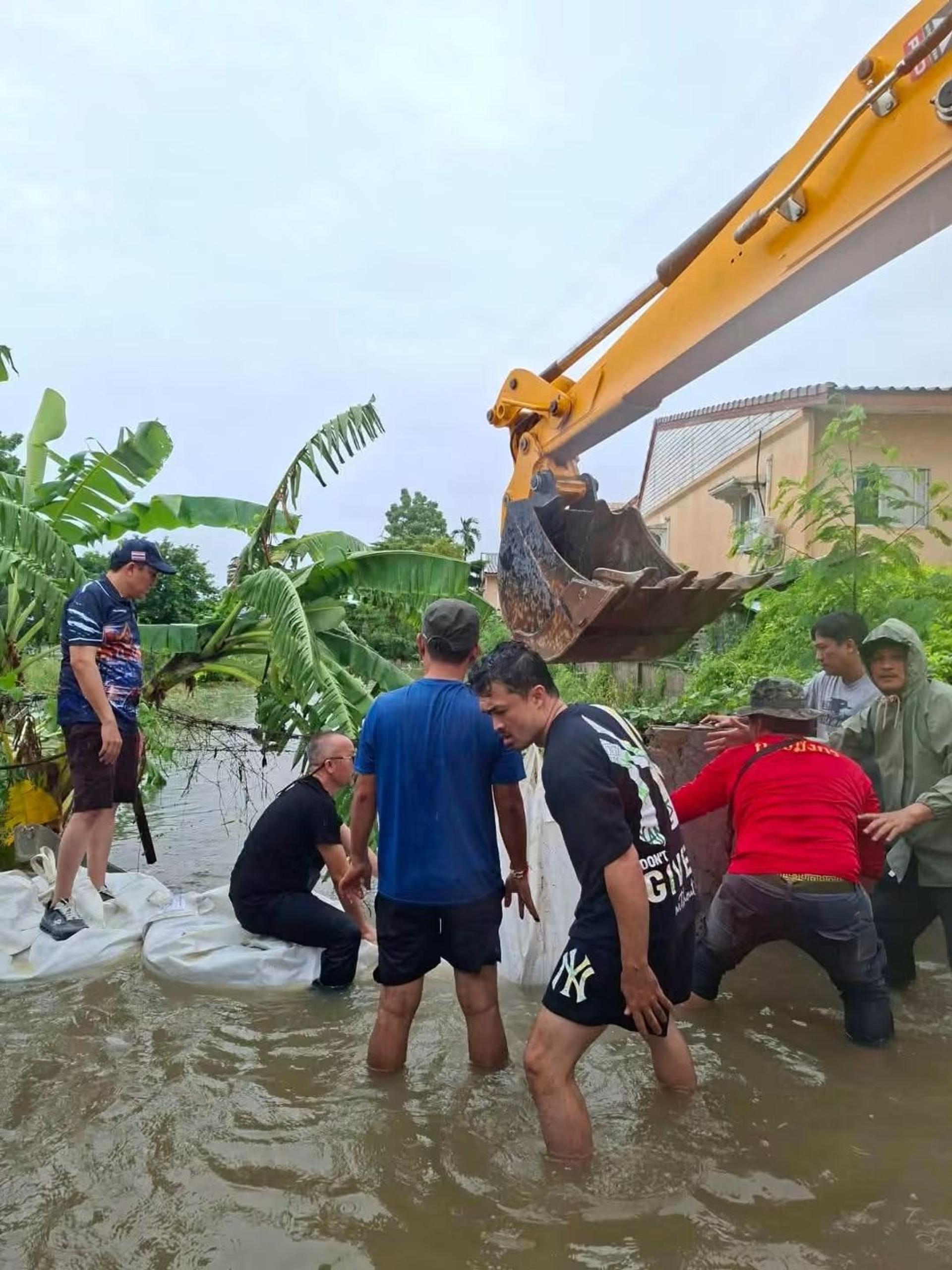 เทศบาลเมืองดอนหัวฬ่อ เร่งช่วยเหลือประชาชน ป้องกันน้ำท่วมในพื้นที่