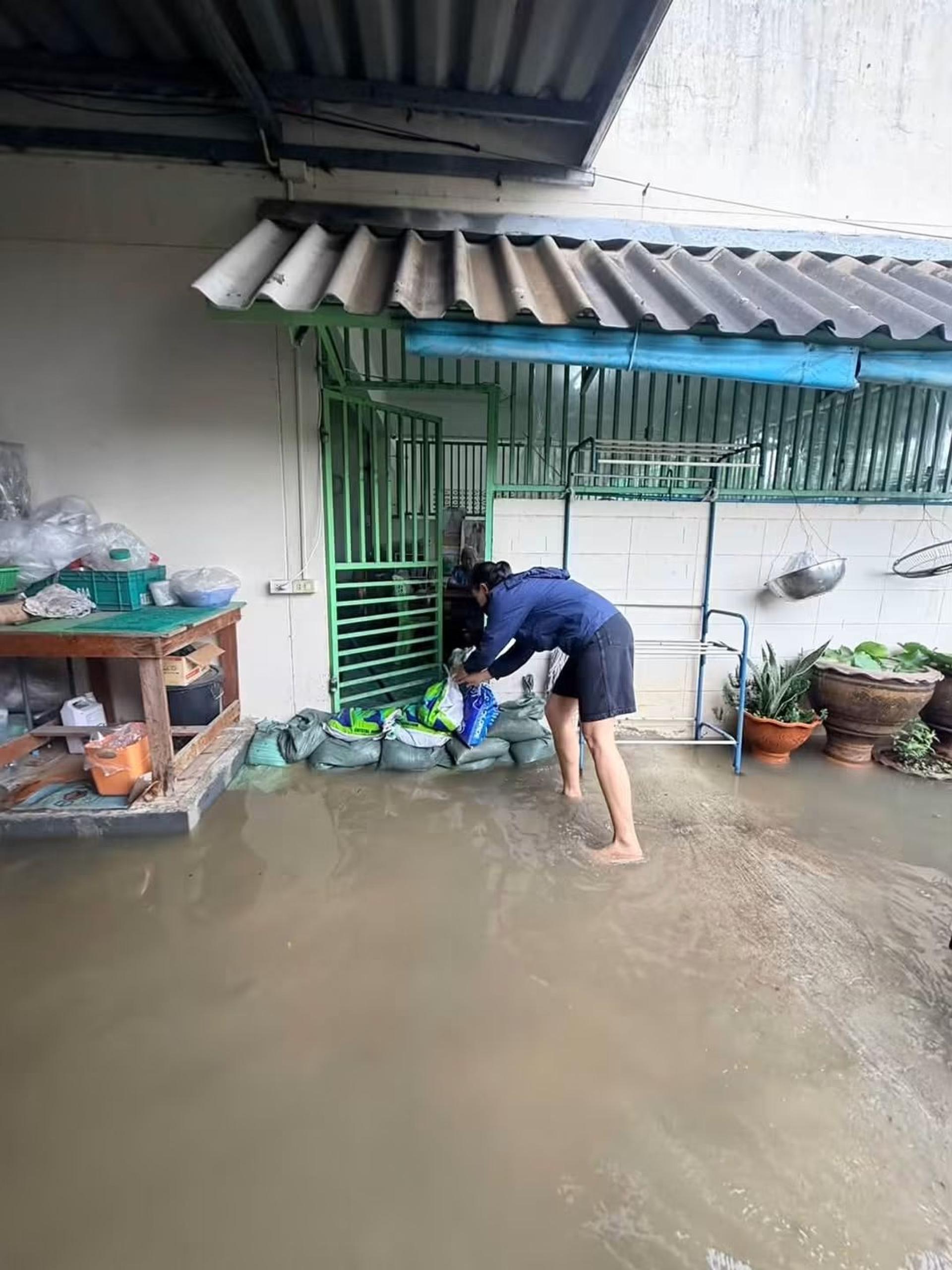 เทศบาลเมืองดอนหัวฬ่อ เร่งช่วยเหลือประชาชน ป้องกันน้ำท่วมในพื้นที่
