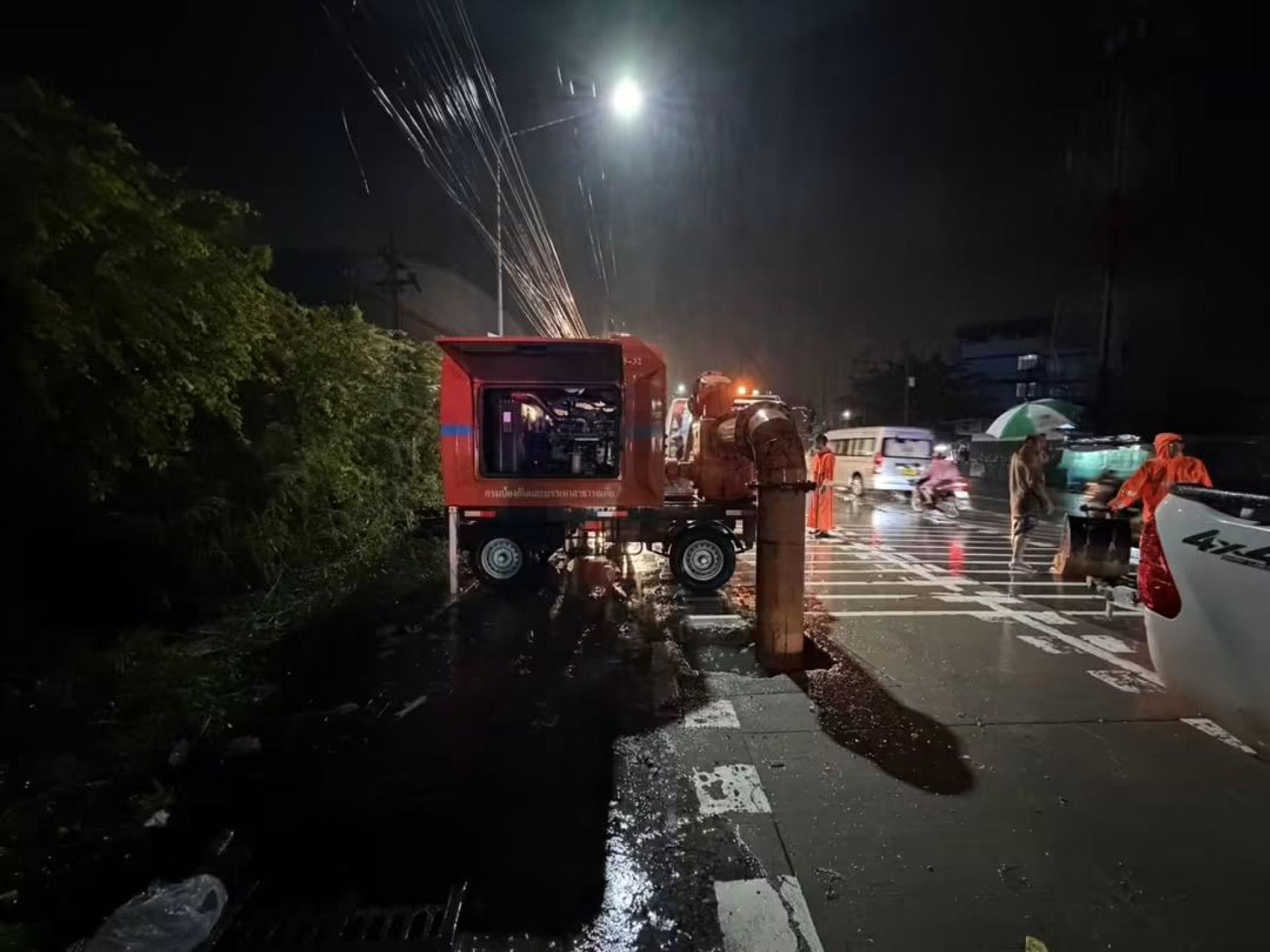 เทศบาลเมืองดอนหัวฬ่อ ลงพื้นที่เร่งระบายน้ำ