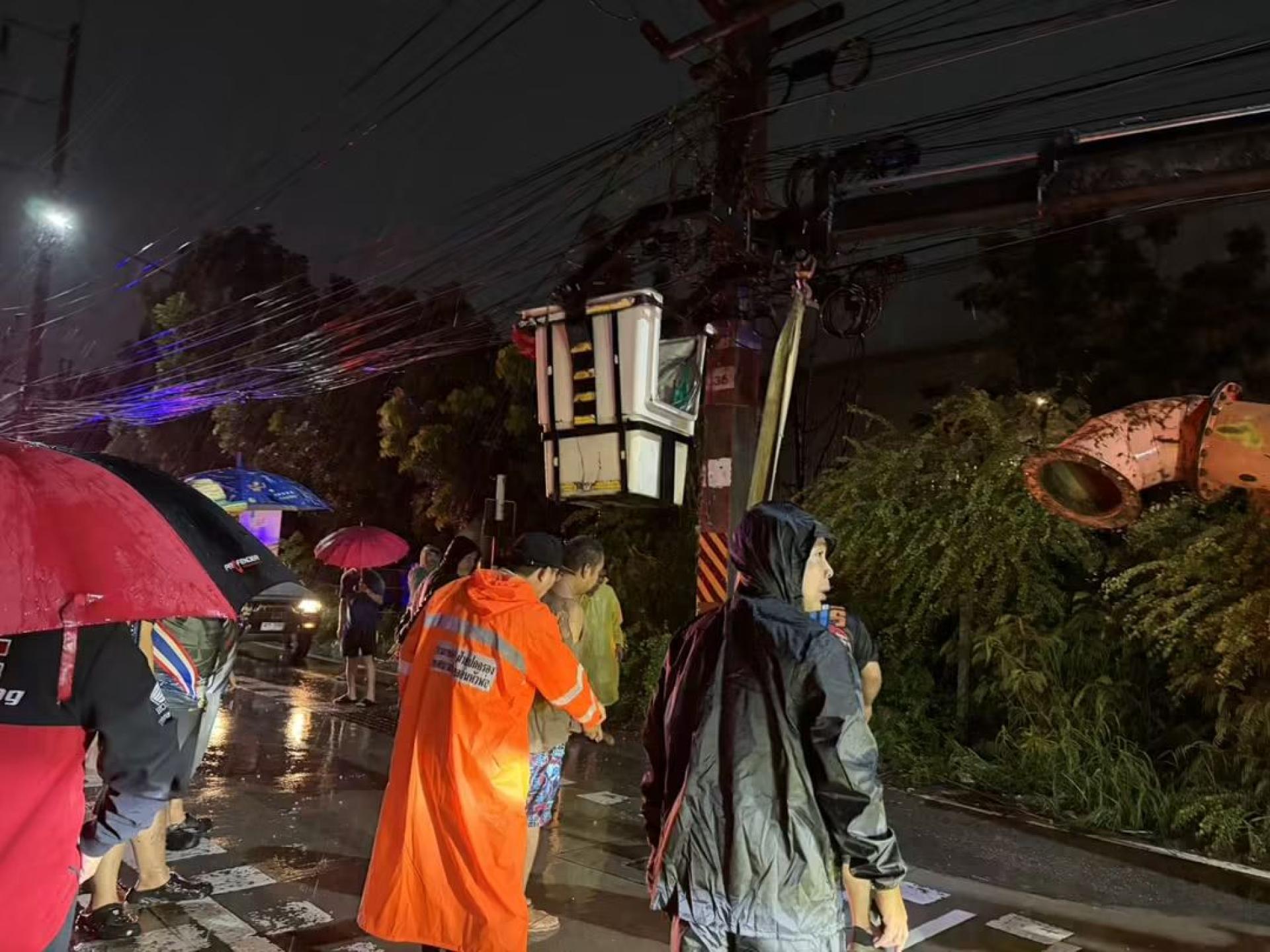 เทศบาลเมืองดอนหัวฬ่อ ลงพื้นที่เร่งระบายน้ำ