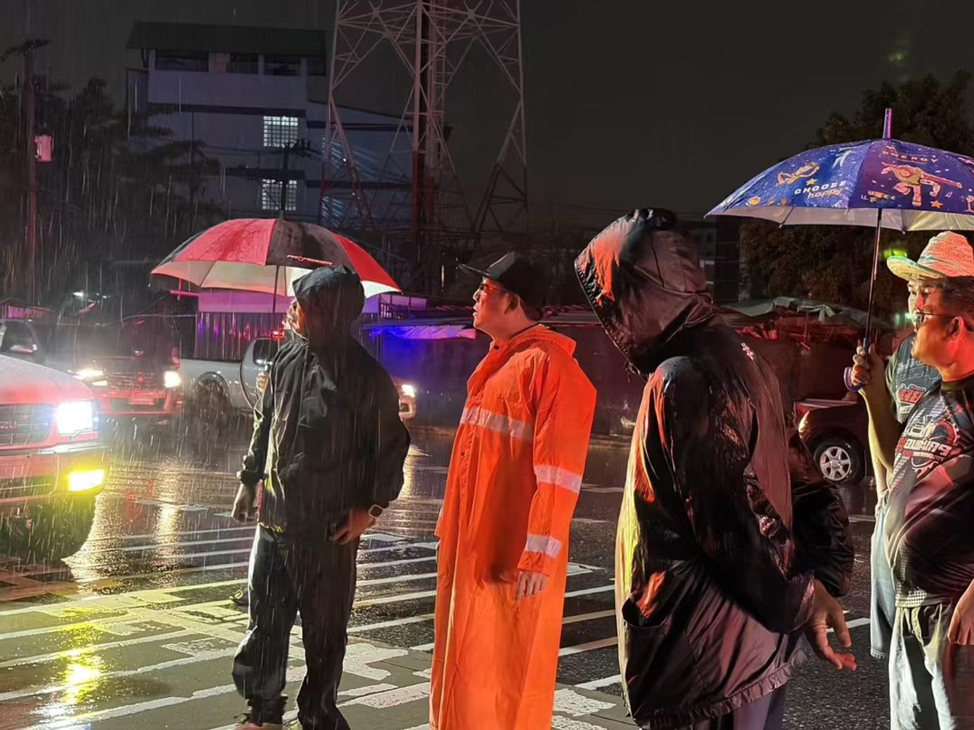 เทศบาลเมืองดอนหัวฬ่อ ลงพื้นที่เร่งระบายน้ำ