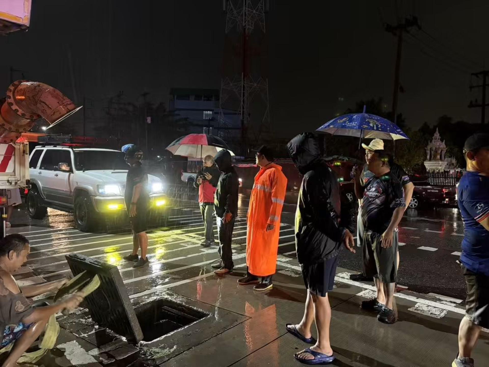 เทศบาลเมืองดอนหัวฬ่อ ลงพื้นที่เร่งระบายน้ำ