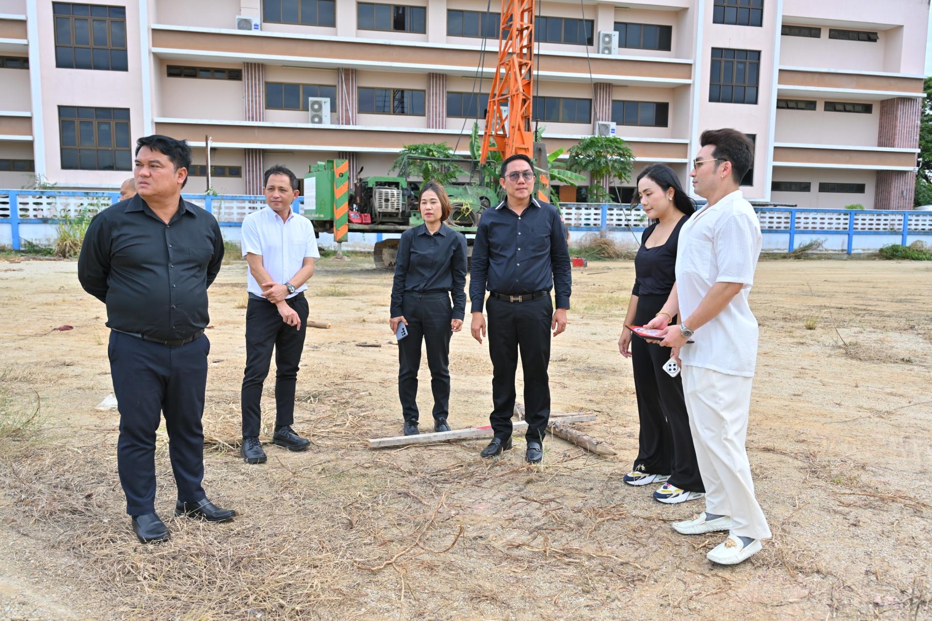 ลงพื้นที่ตรวจสอบและกำหนดจุดดำเนินการจัดพิธียกเสาเอก - เสาโท ณ โรงเรียนเทศบาลดอนหัวฬ่อ ๑ (บ้านมาบสามเกลียว)