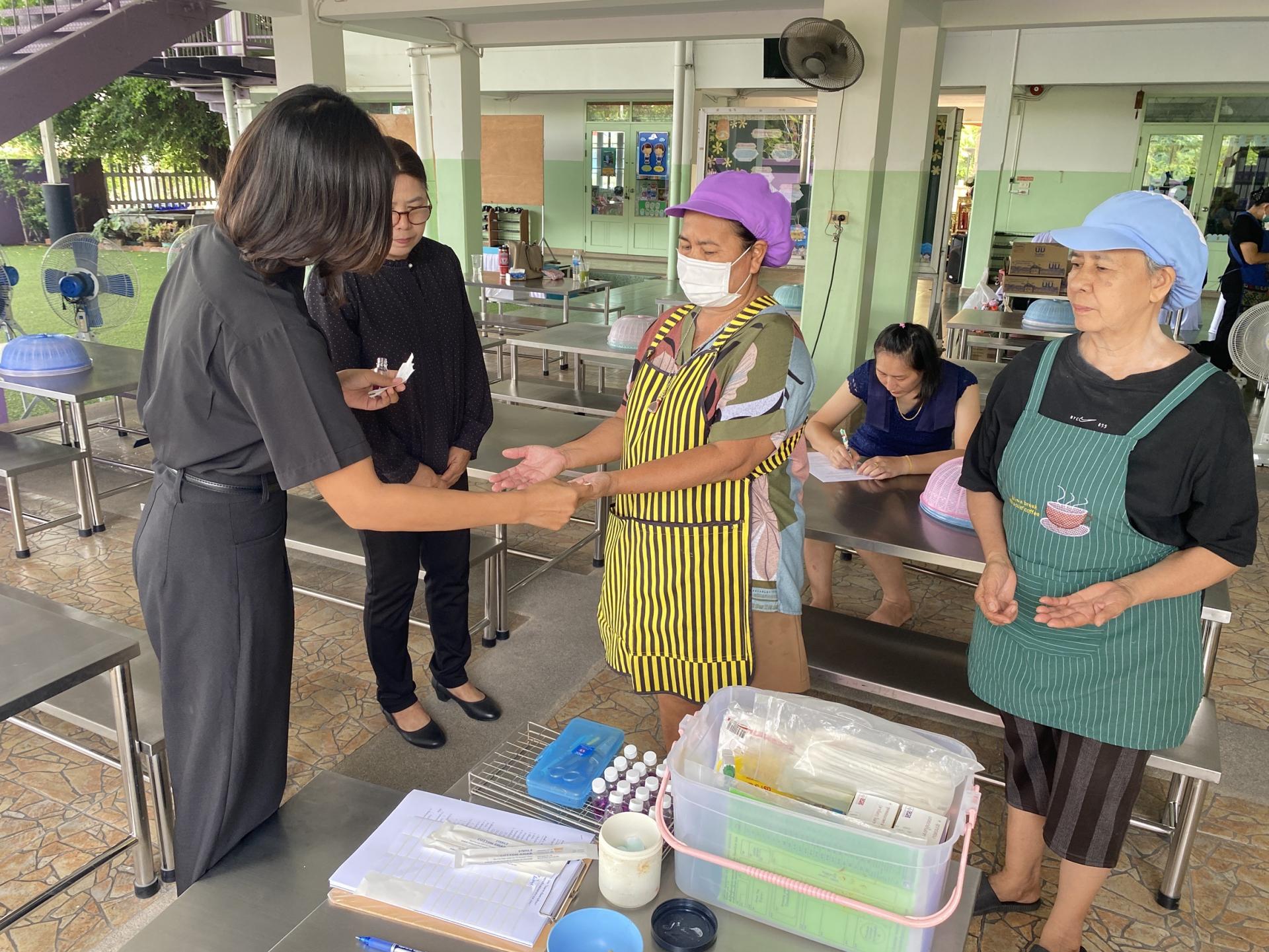 ดำเนินการสุ่มตรวจตัวอย่างอาหาร ตัวอย่างภาชนะ อุปกรณ์ และตัวอย่างมือผู้สัมผัสอาหาร ด้านสุขาภิบาลอาหาร ประจำเดือนตุลาคม
