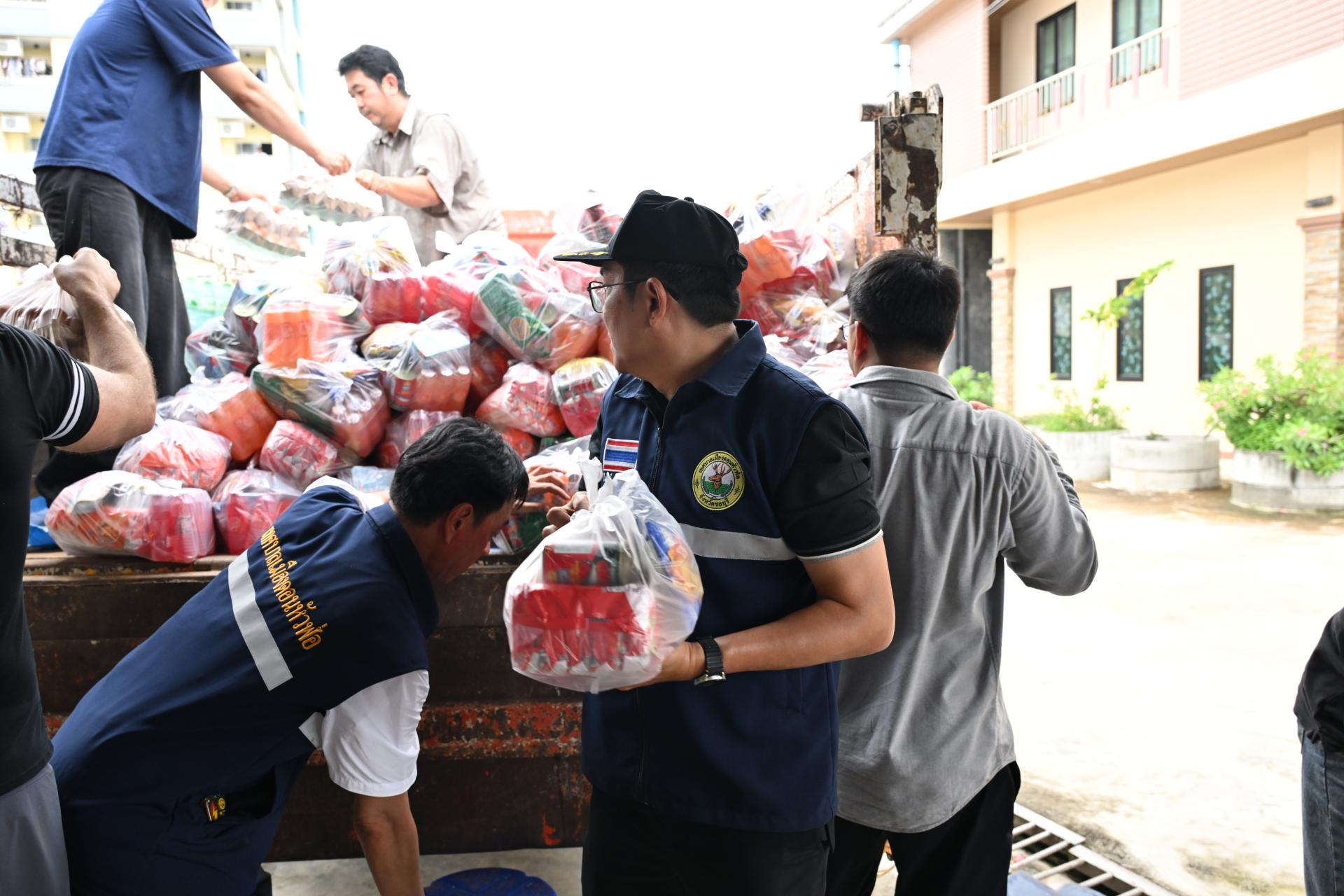  เทศบาลเมืองดอนหัวฬ่อ ลงพื้นที่มอบถุงยังชีพ พร้อมจัดตั้งศูนย์ช่วยเหลือผู้ประสบอุทกภัย หมู่ที่ 7